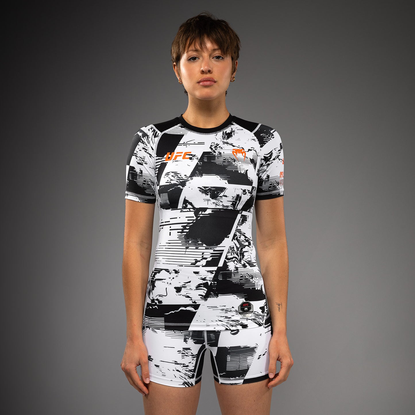 UFC Zenith by Venum Authentic Fight Week パフォーマンス半袖ラッシュガード レディース - ホワイト