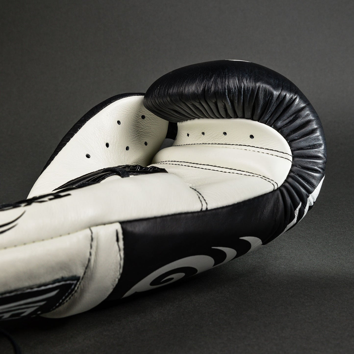 Venum Giant 2.0 Mike Tyson Pro ボクシンググローブ レース付き - ディープブラック/オプティカルホワイト
