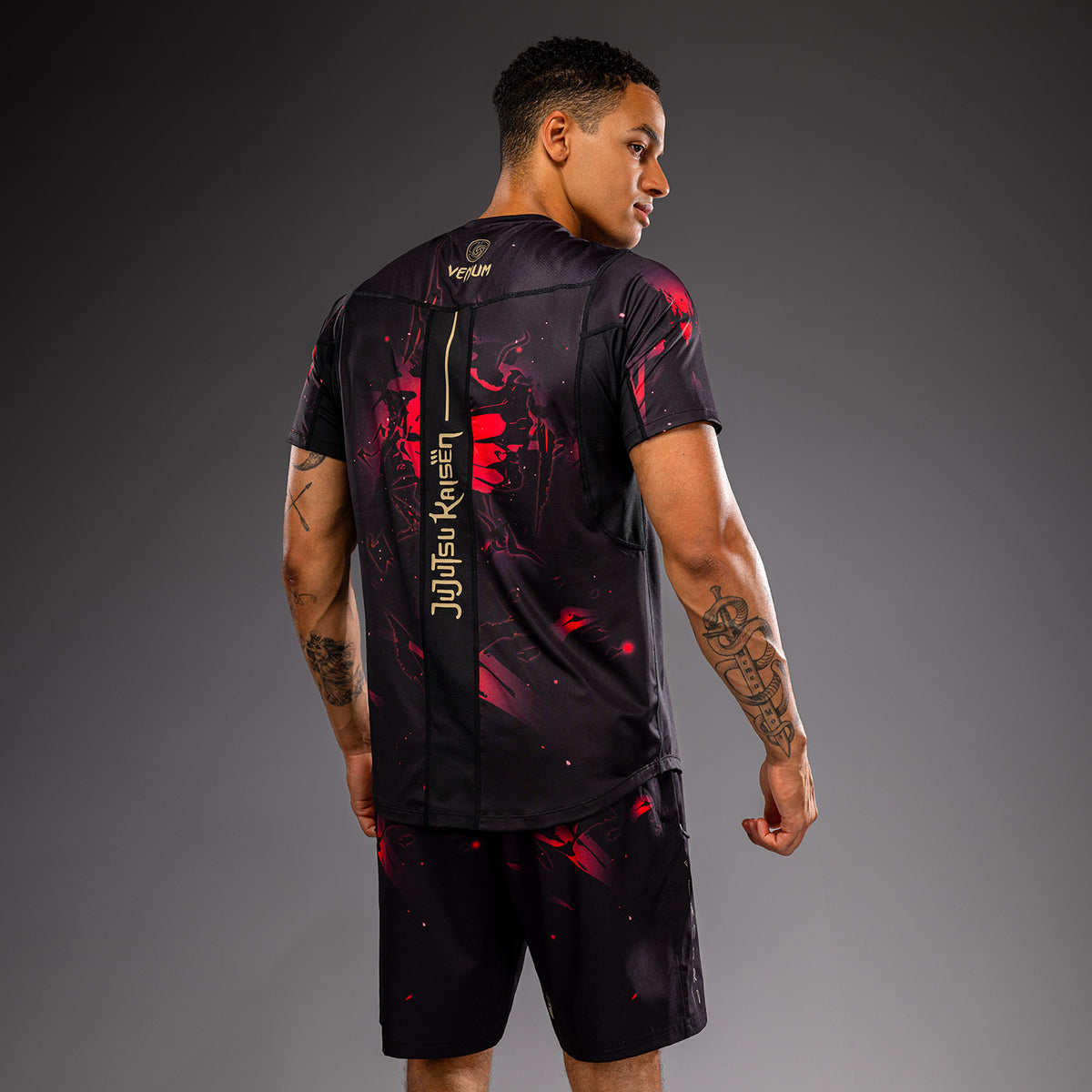 Jujutsu Kaisen x Venum Itadori ドライテックTシャツ – ブラック/レッド