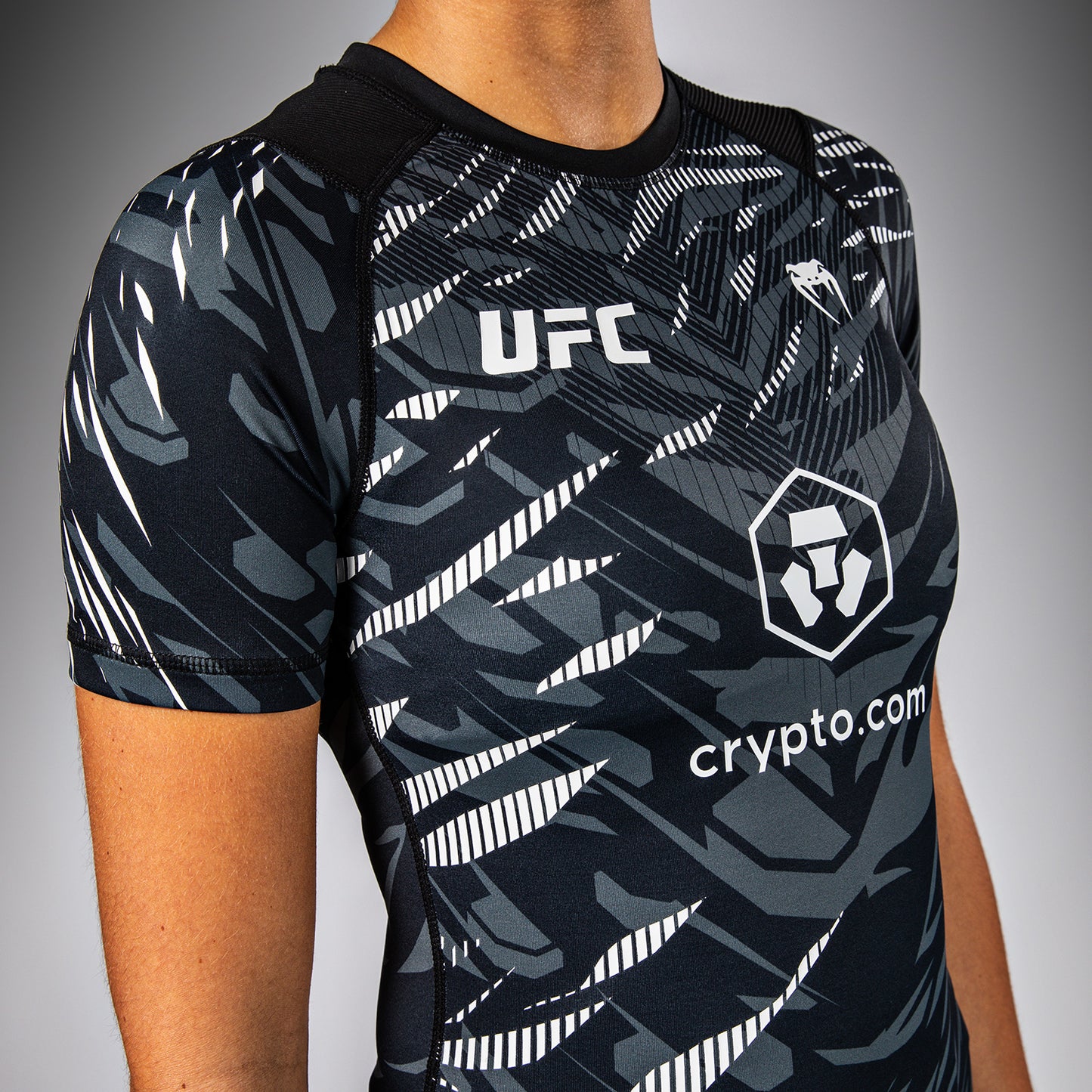 UFC Fusion by Venum Authentic Fight Night ショートスリーブラッシュガード（女性用） - ブラック