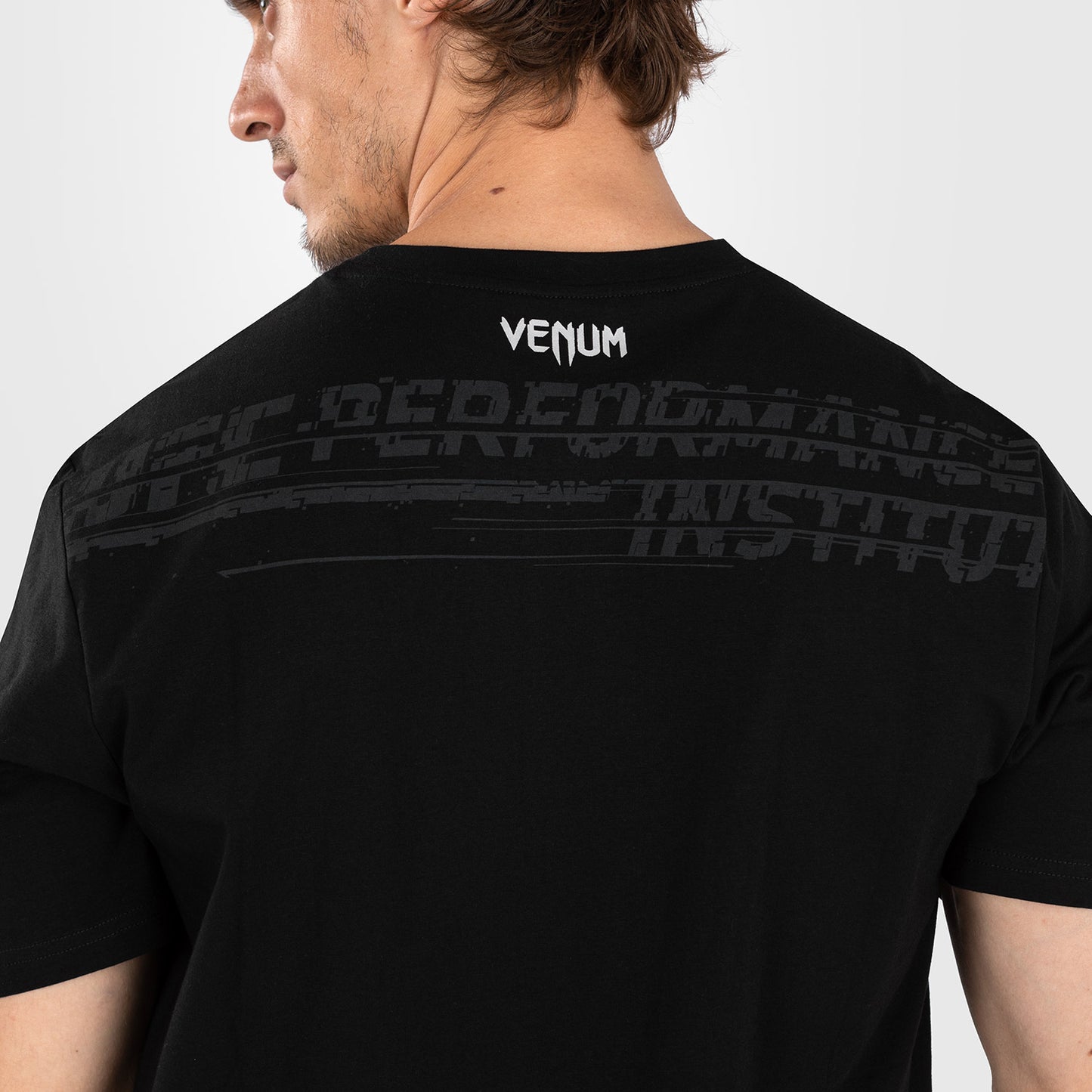 UFC Venum Performance Institute 2.0 メンズTシャツ - ブラック／レッド