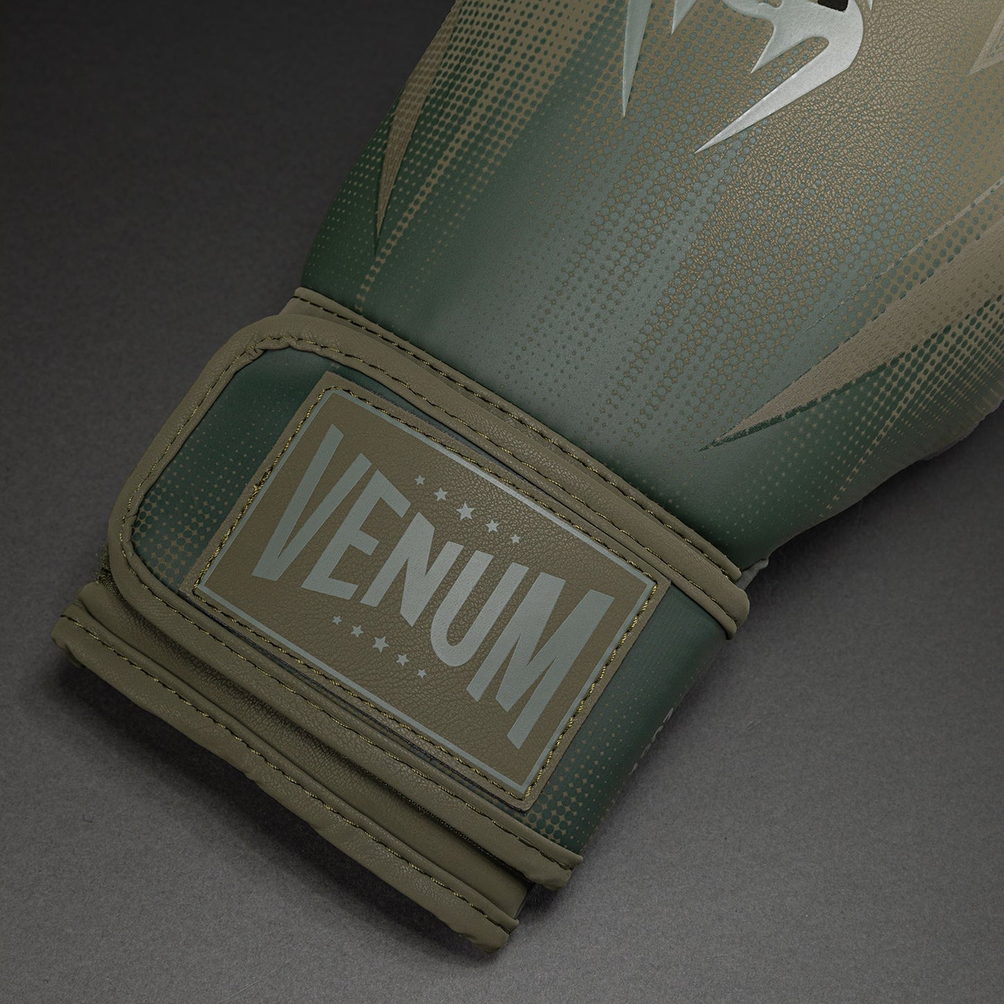 Venum Stealth ボクシンググローブ – カーキ/ダークグリーン