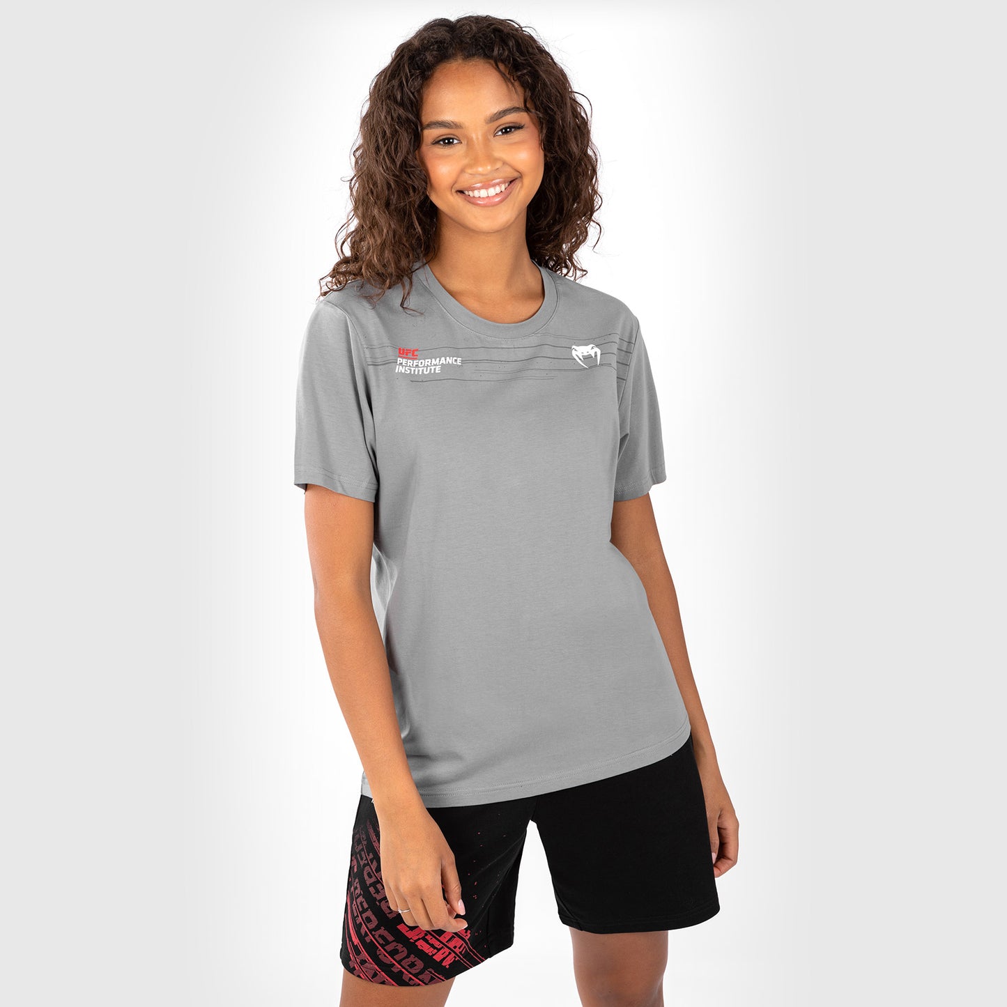 UFC Venum Performance Institute 2.0 女性用Tシャツ - グレー