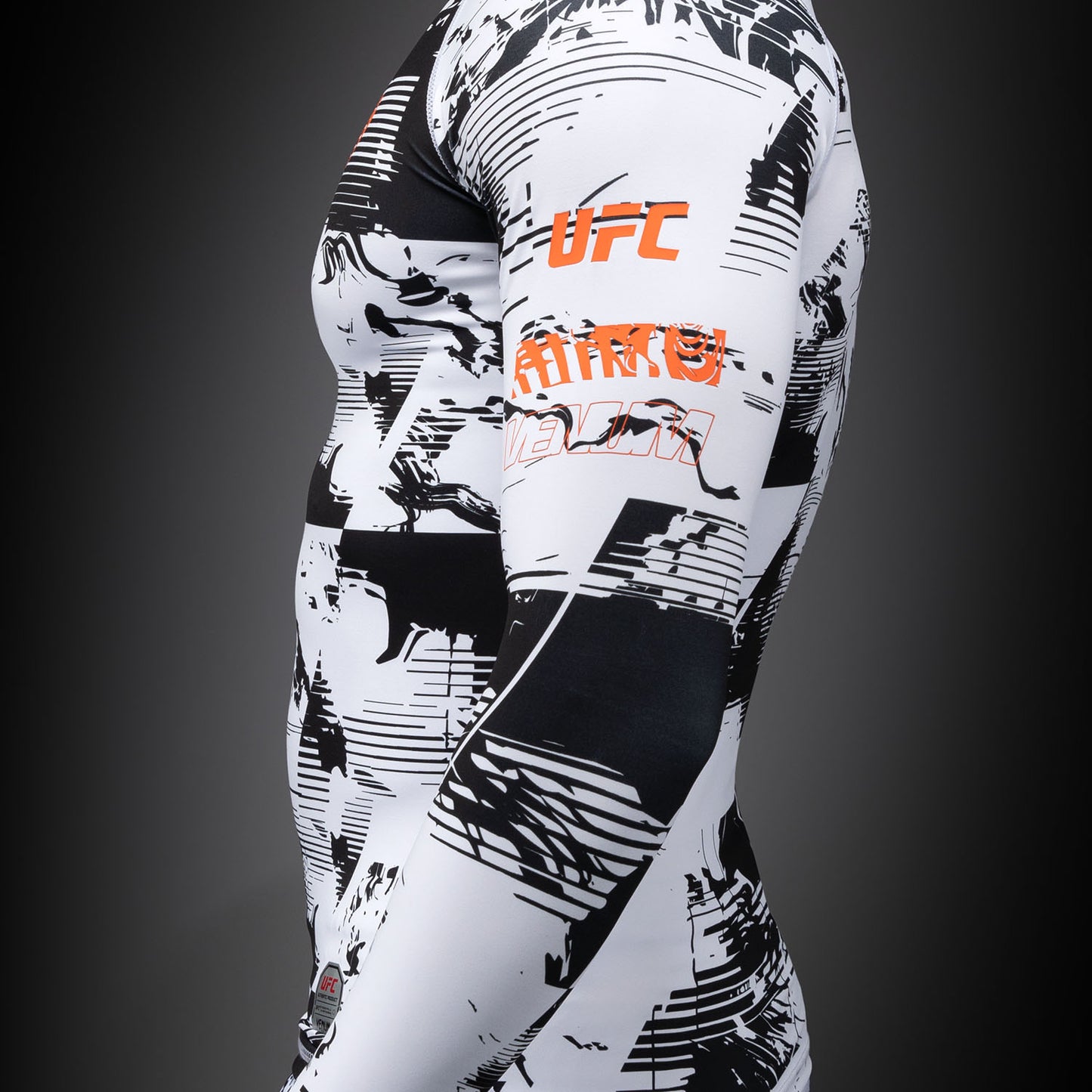 UFC Zenith by Venum Authentic Fight Week パフォーマンス長袖ラッシュガード メンズ - ホワイト