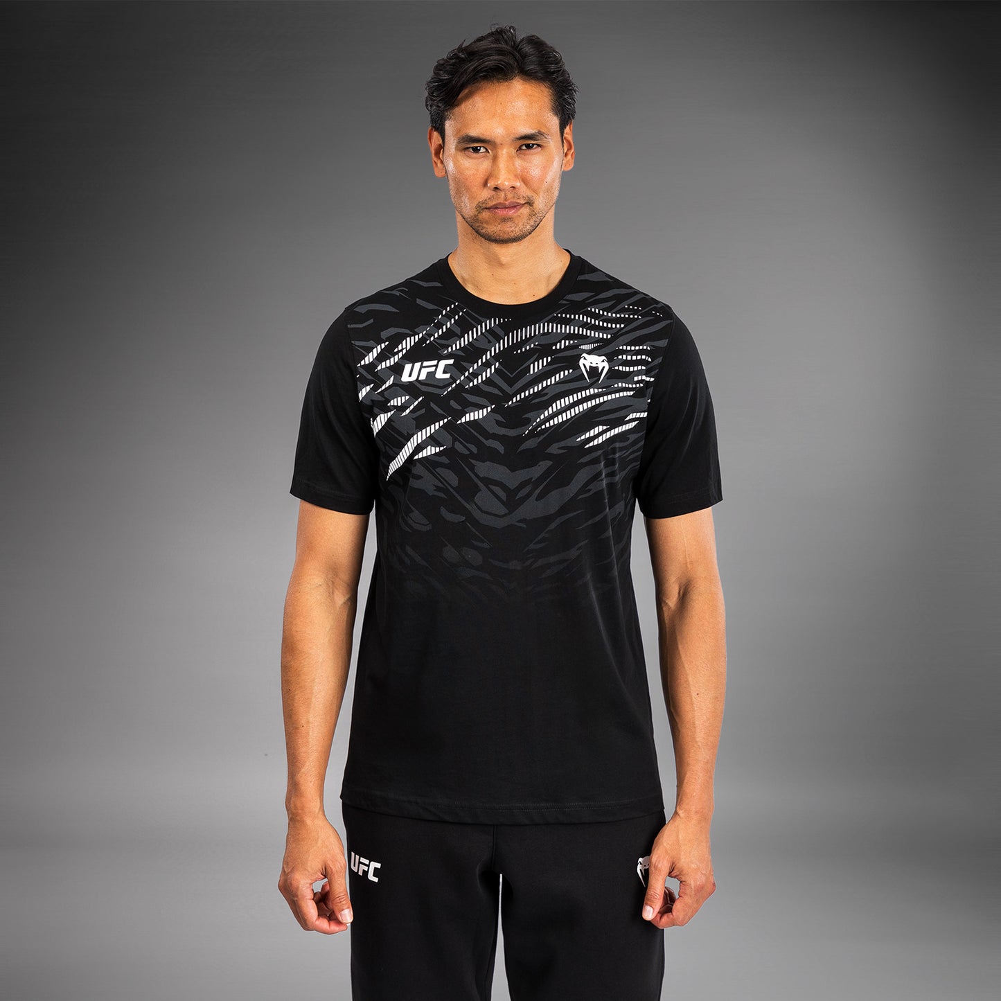UFC Fusion by Venum Replica ショートスリーブTシャツ（男性用） - ブラック