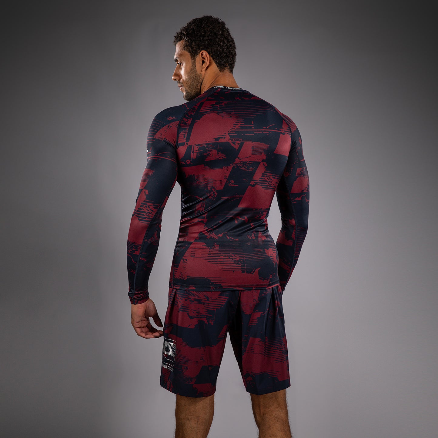 UFC Zenith by Venum Authentic Fight Week パフォーマンス長袖ラッシュガード メンズ - ネイビーブルー/バーガンディ/シルバー