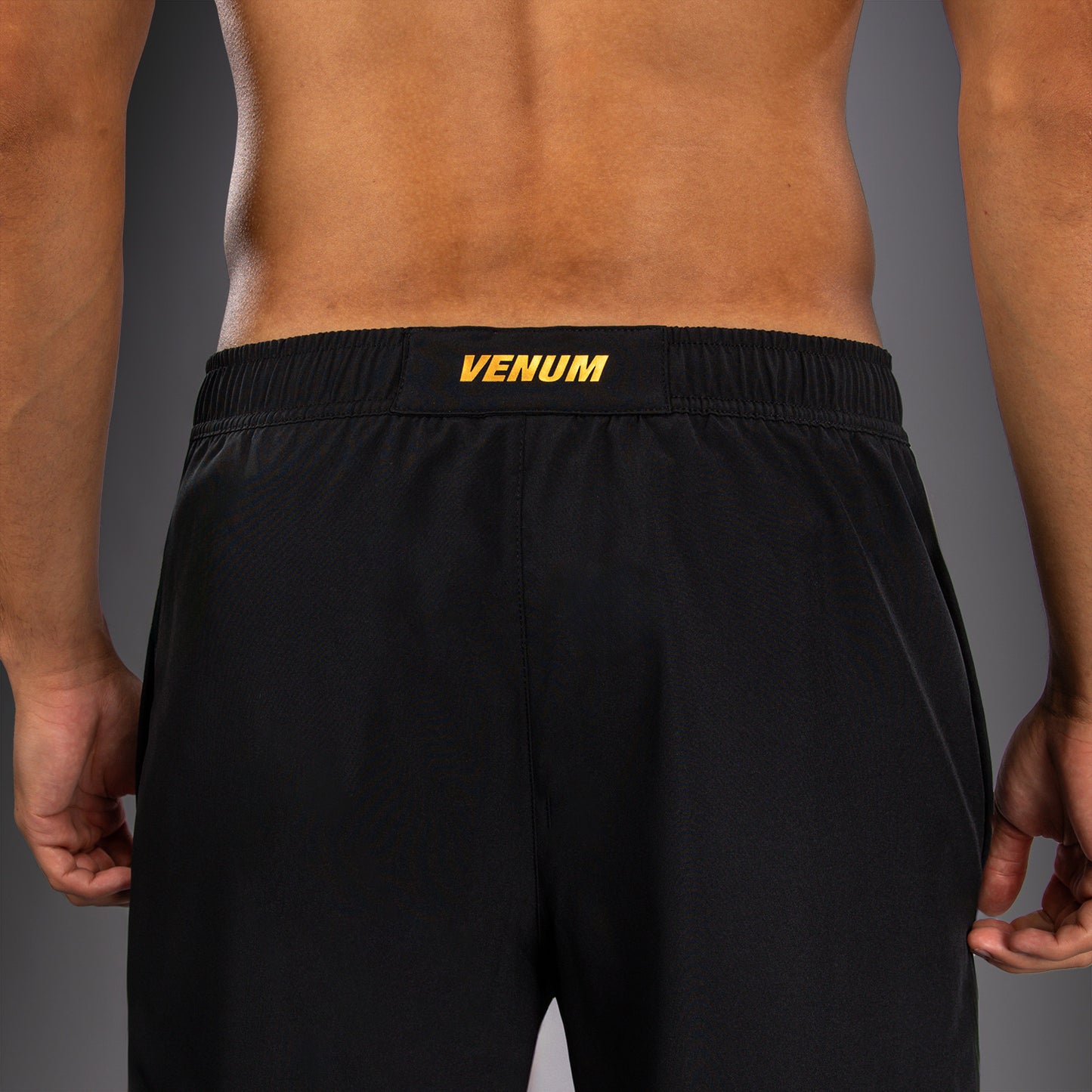 Venum G-Core トレーニングショーツ - ブラック/ゴールド