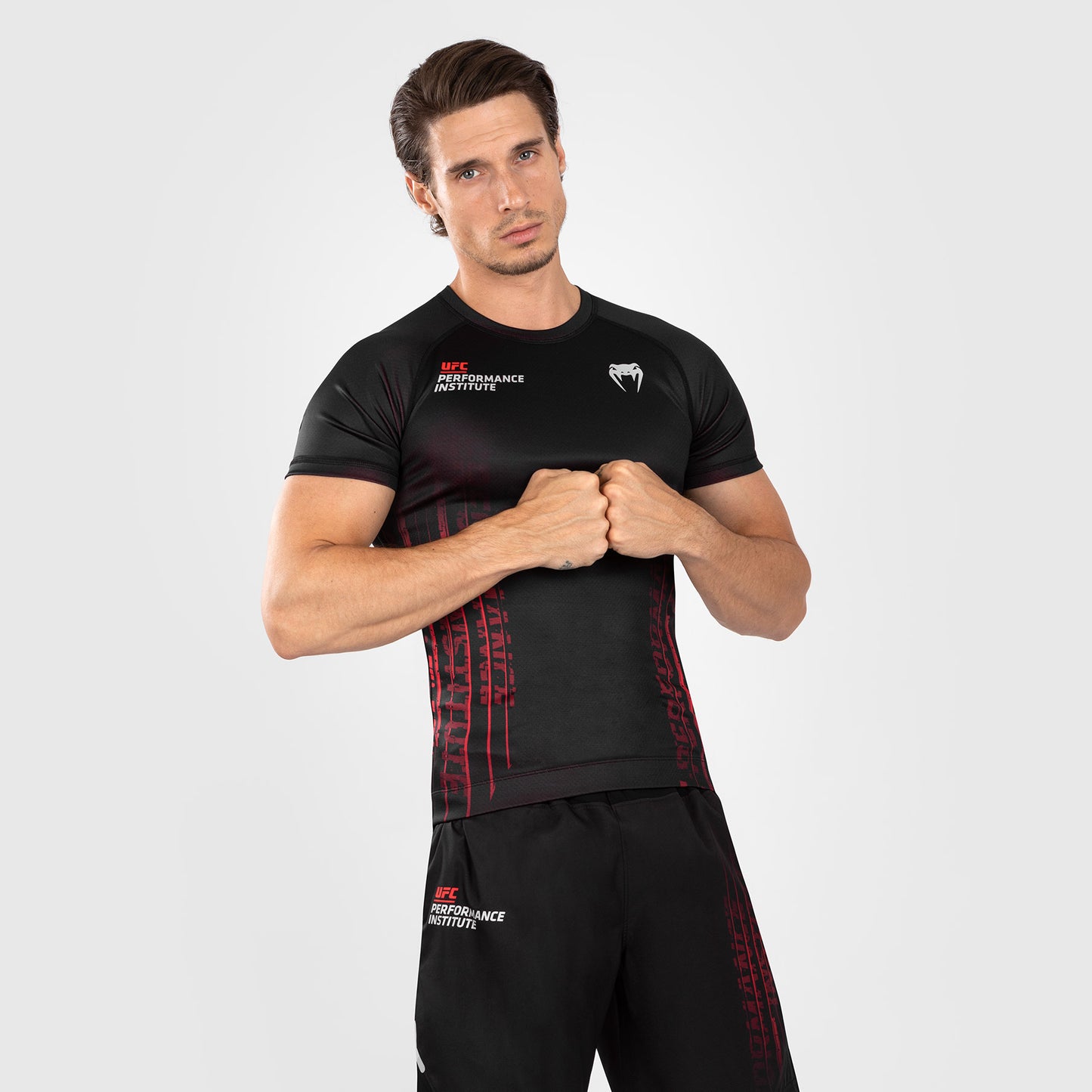 UFC Venum Performance Institute 2.0 メンズ・ショートスリーブ・ラッシュガード - ブラック／レッド