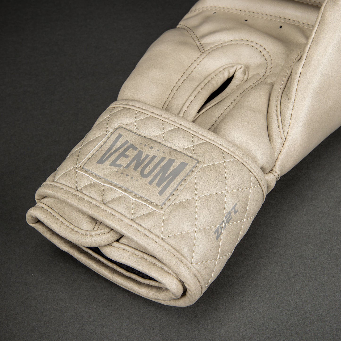 Venum Impact Classic ボクシンググローブ – アイボリー