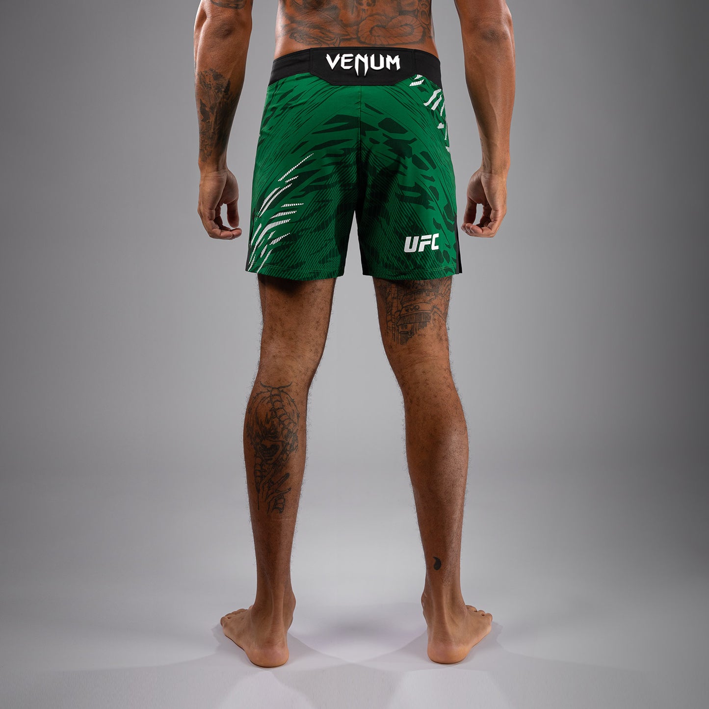 UFC Fusion by Venum Authentic Fight Night レスリングショーツ（男性用、フィットコルト） - グリーン