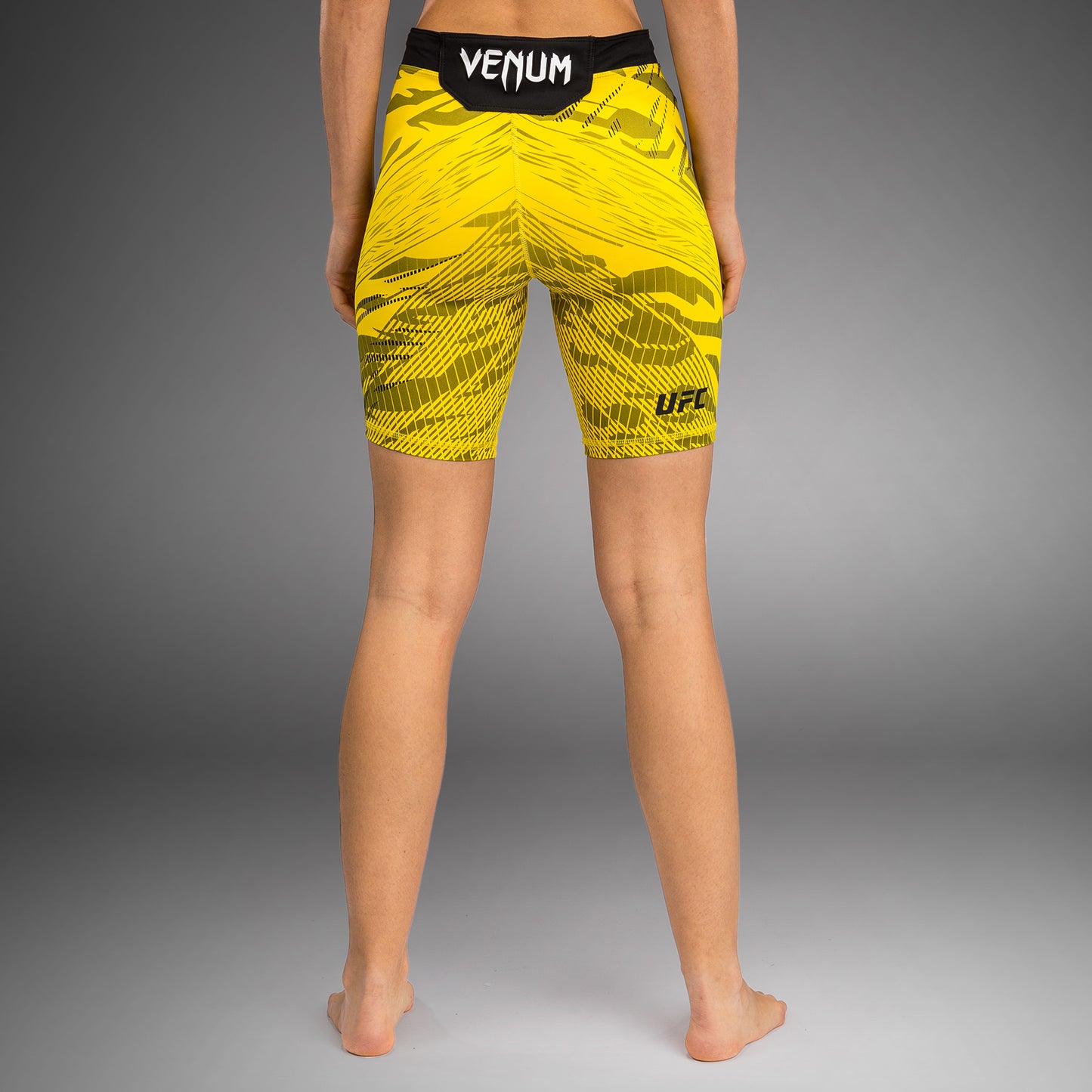 UFC Fusion by Venum Authentic Fight Night ヴァレトゥードショーツ（女性用、フィットラルゴ） - イエロー