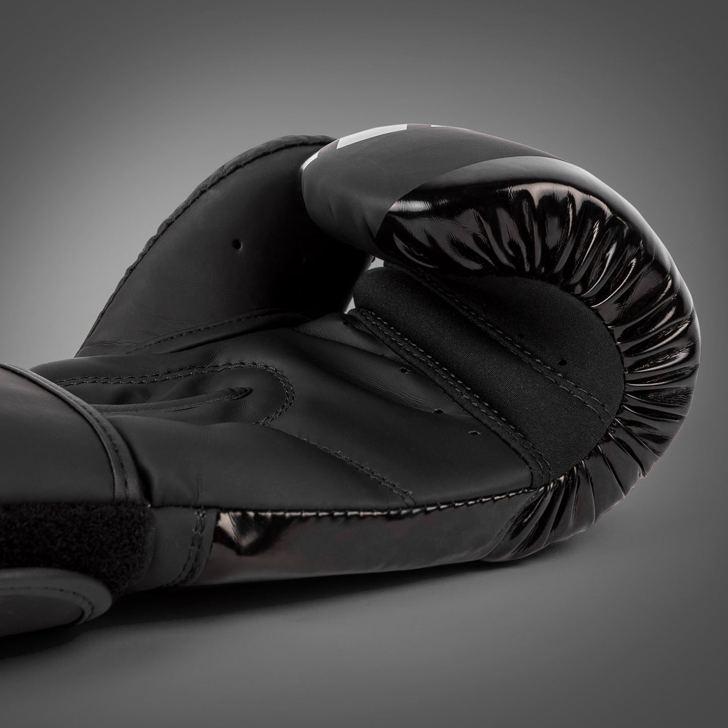 Venum Challenger 3.0 Shockwave ボクシンググローブ – ブラック