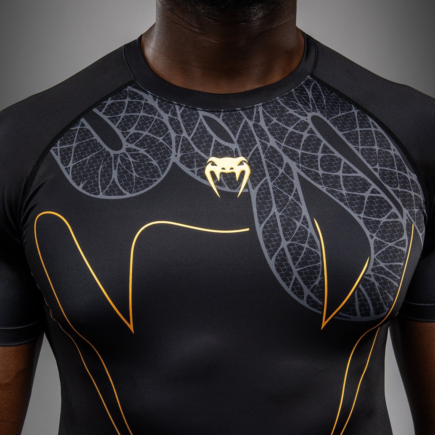 Venum Serpenti ショートスリーブラッシュガード – ブラック/シルバー/ゴールド