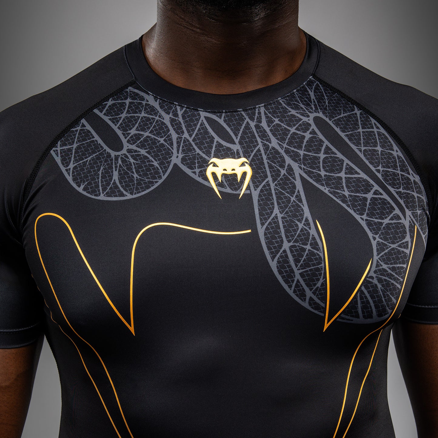 Venum Serpenti ショートスリーブラッシュガード – ブラック/シルバー/ゴールド