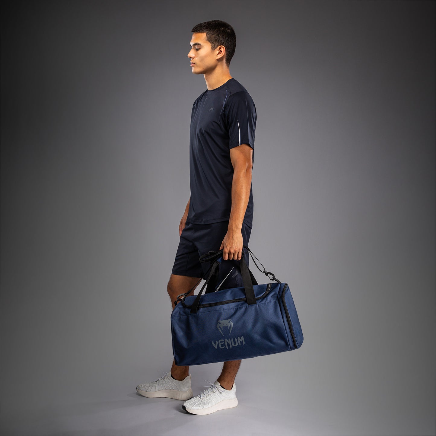 Venum Essential スポーツバッグ (37L) - ネイビーブルー