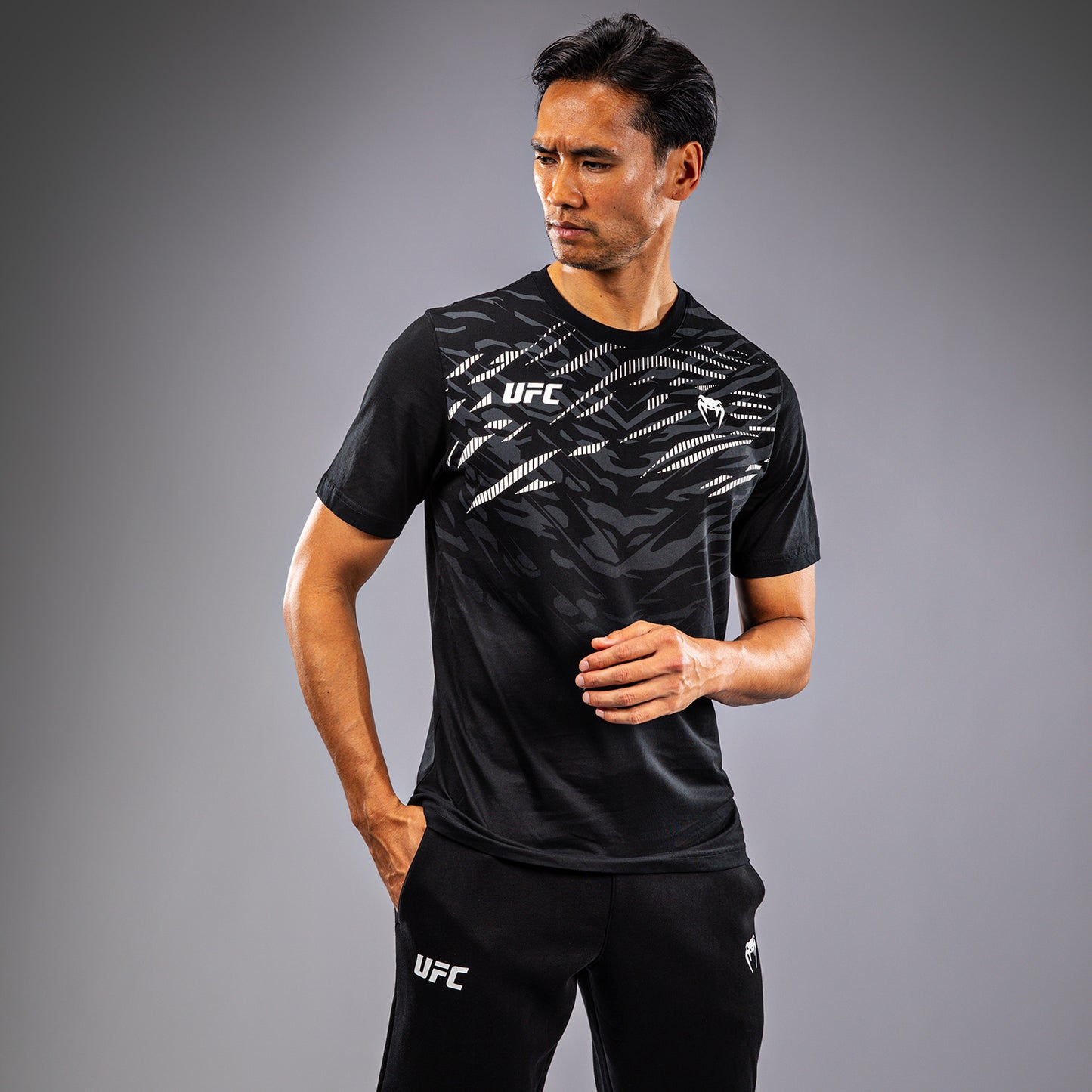 UFC Fusion by Venum Replica ショートスリーブTシャツ（男性用） - ブラック