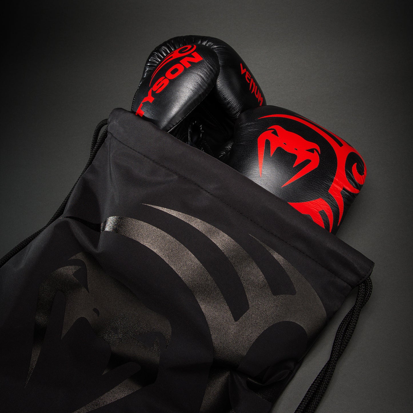 Venum Giant 2.0 Mike Tyson Pro ボクシンググローブ レース付き – ブラック/レッド