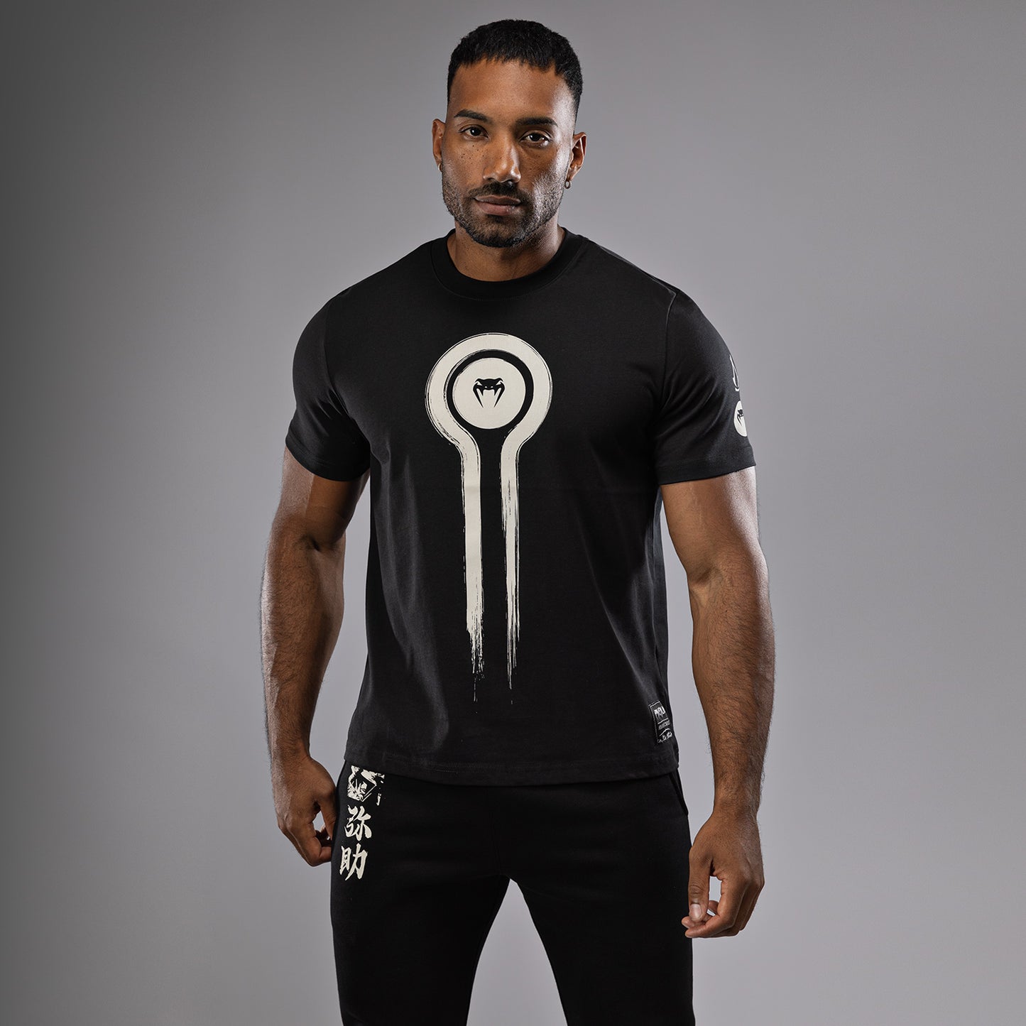 Venum x Assassin’s Creed Shadows Tシャツ - ブラック
