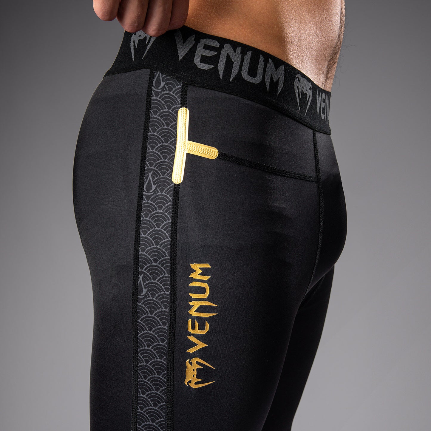 Venum x Assassin’s Creed Shadows メンズスパッツ - ブラック/ゴールド