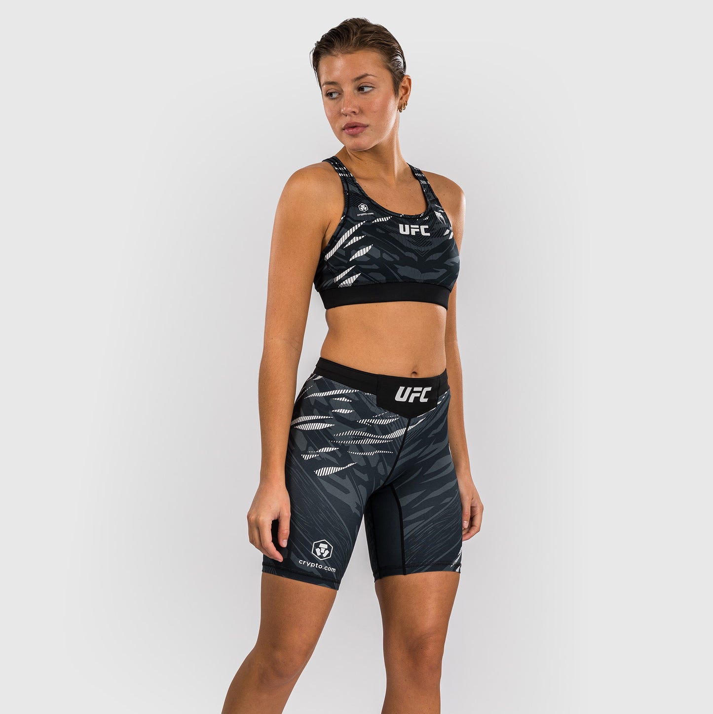 UFC Fusion by Venum Authentic Fight Night ヴァレトゥードショーツ（女性用、フィットラルゴ） - ブラック