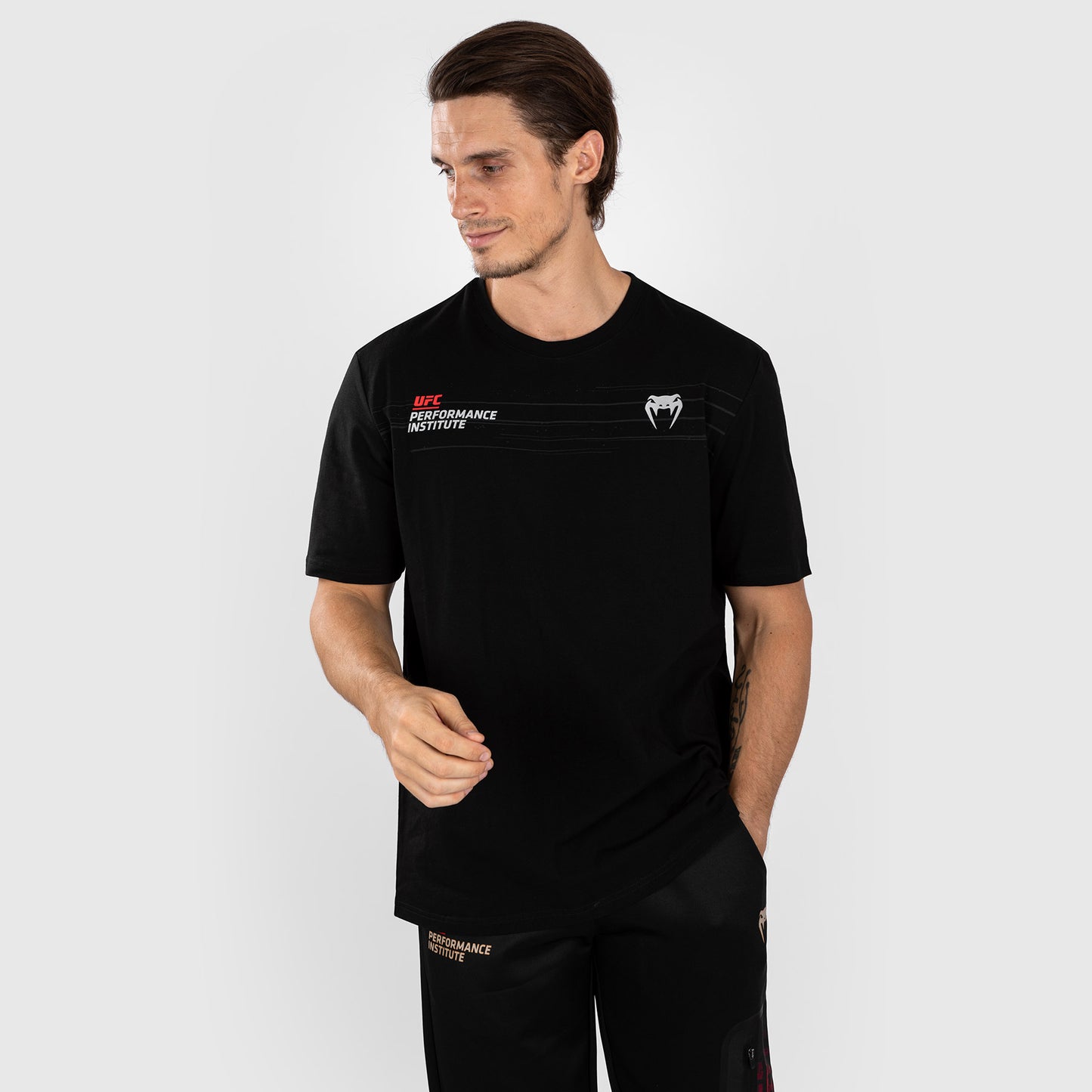 UFC Venum Performance Institute 2.0 メンズTシャツ - ブラック／レッド
