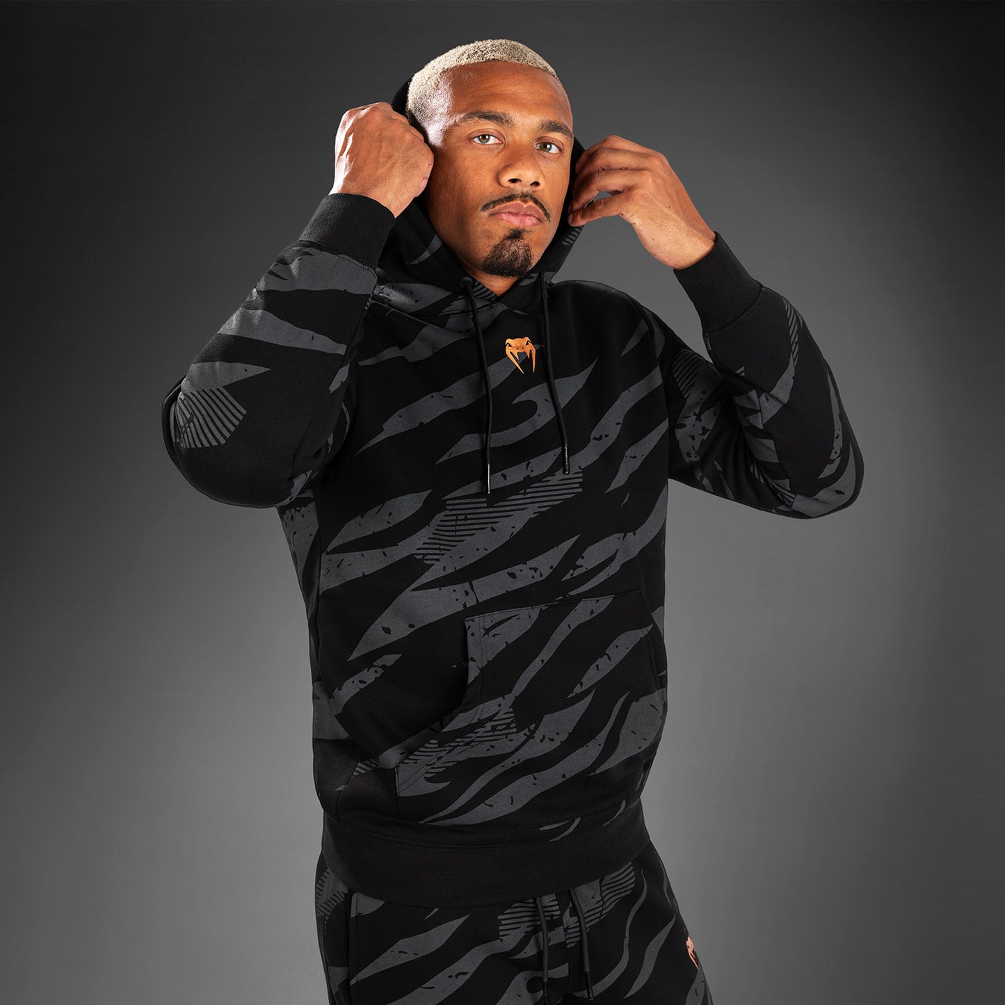 UFC Adrenaline By Venum Fight Week メンズプルオーバーパーカー - Urban Camo
