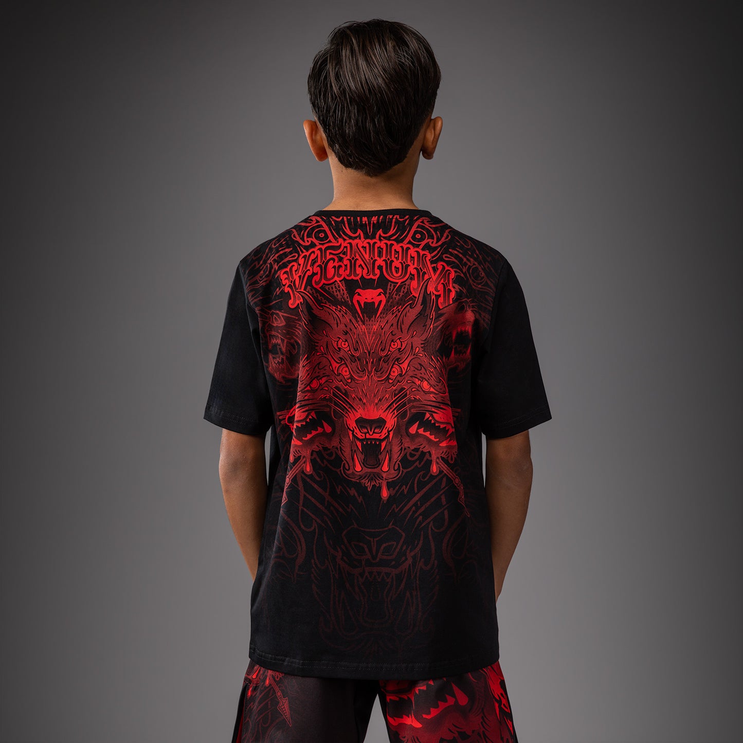 Venum Wolf Atak キッズ用 Tシャツ – ブラック/レッド