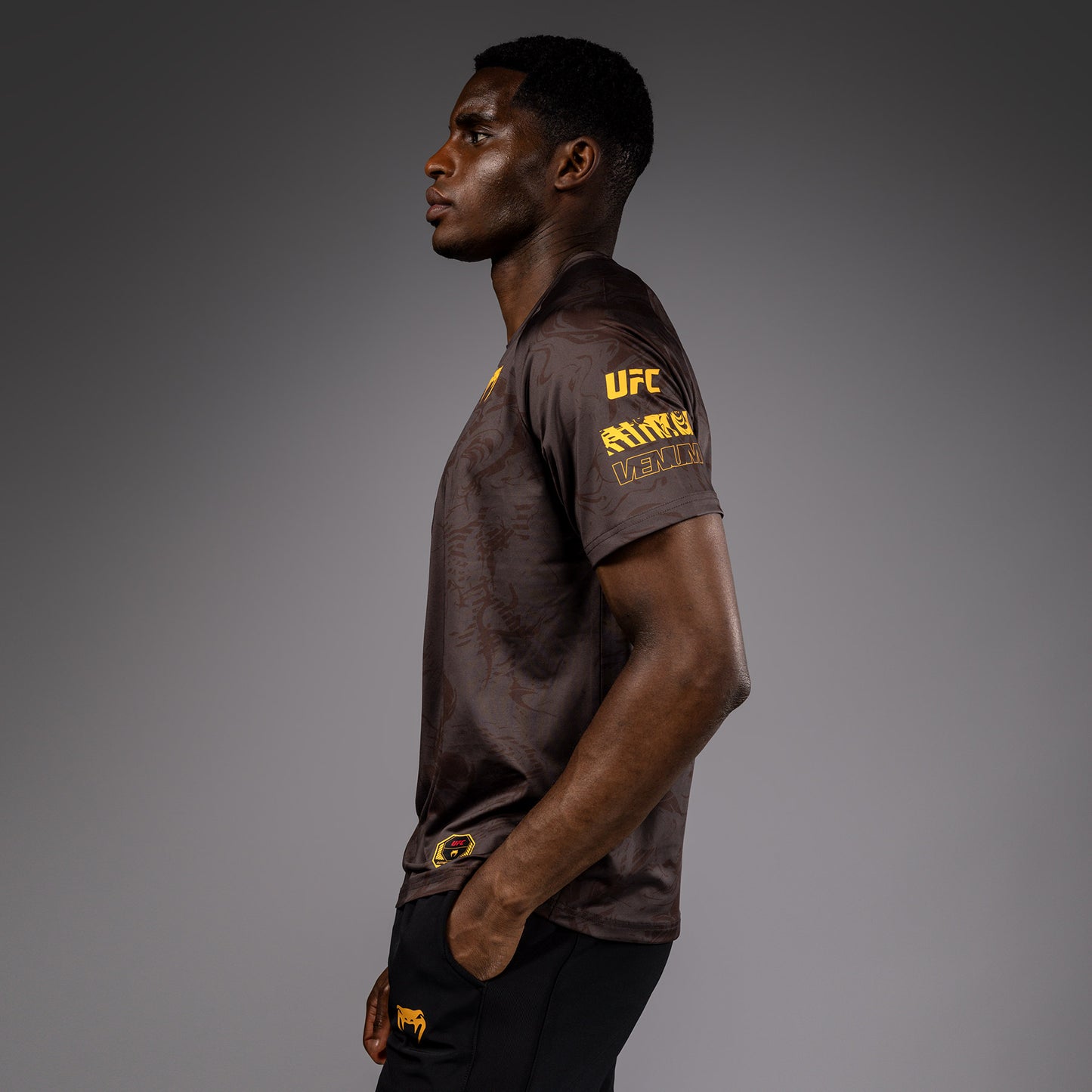 UFC Fusion by Venum Fight Week ドライテックTシャツ（男性用） - アーセンブラウン