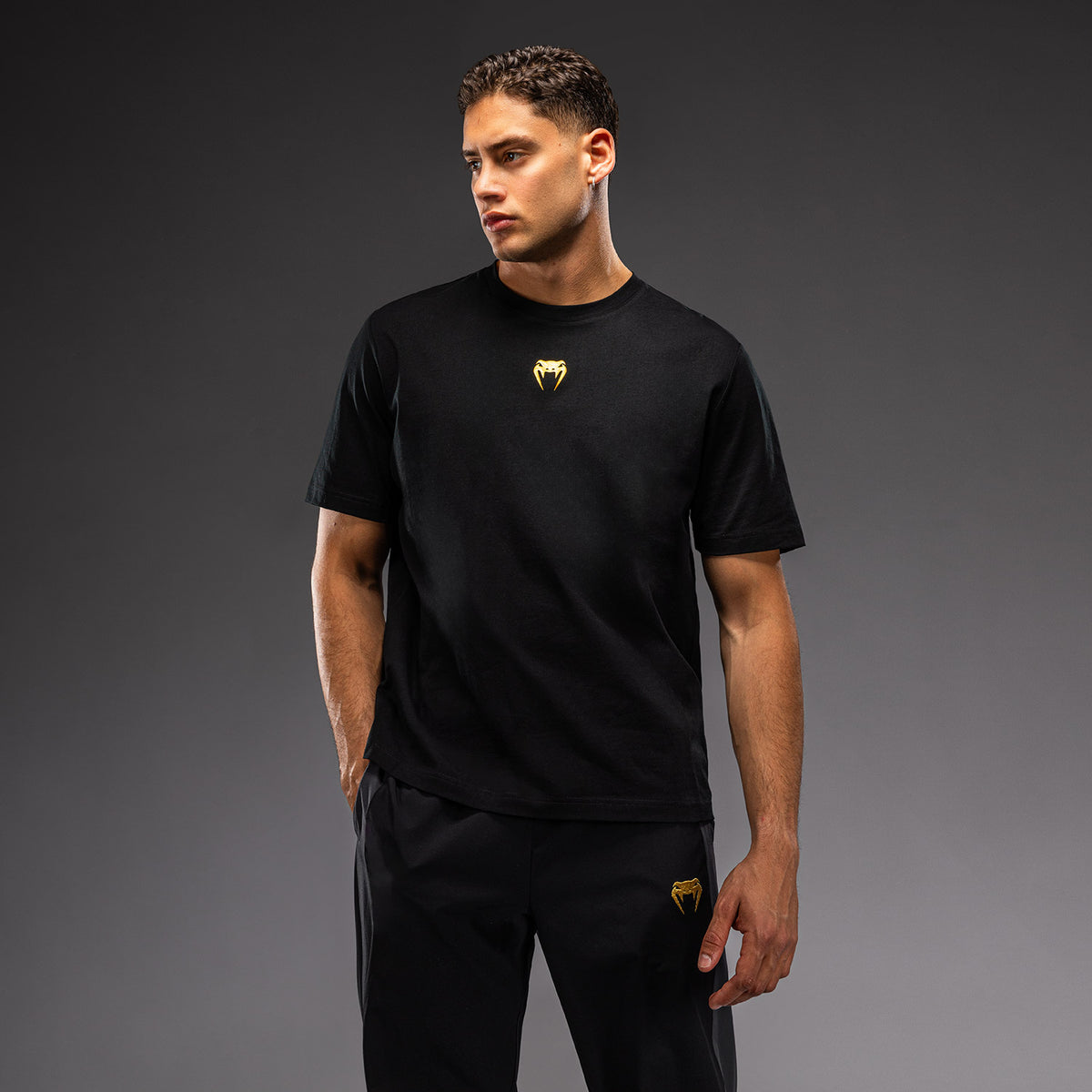 Venum Essential コットンTシャツ - ブラック/ゴールド