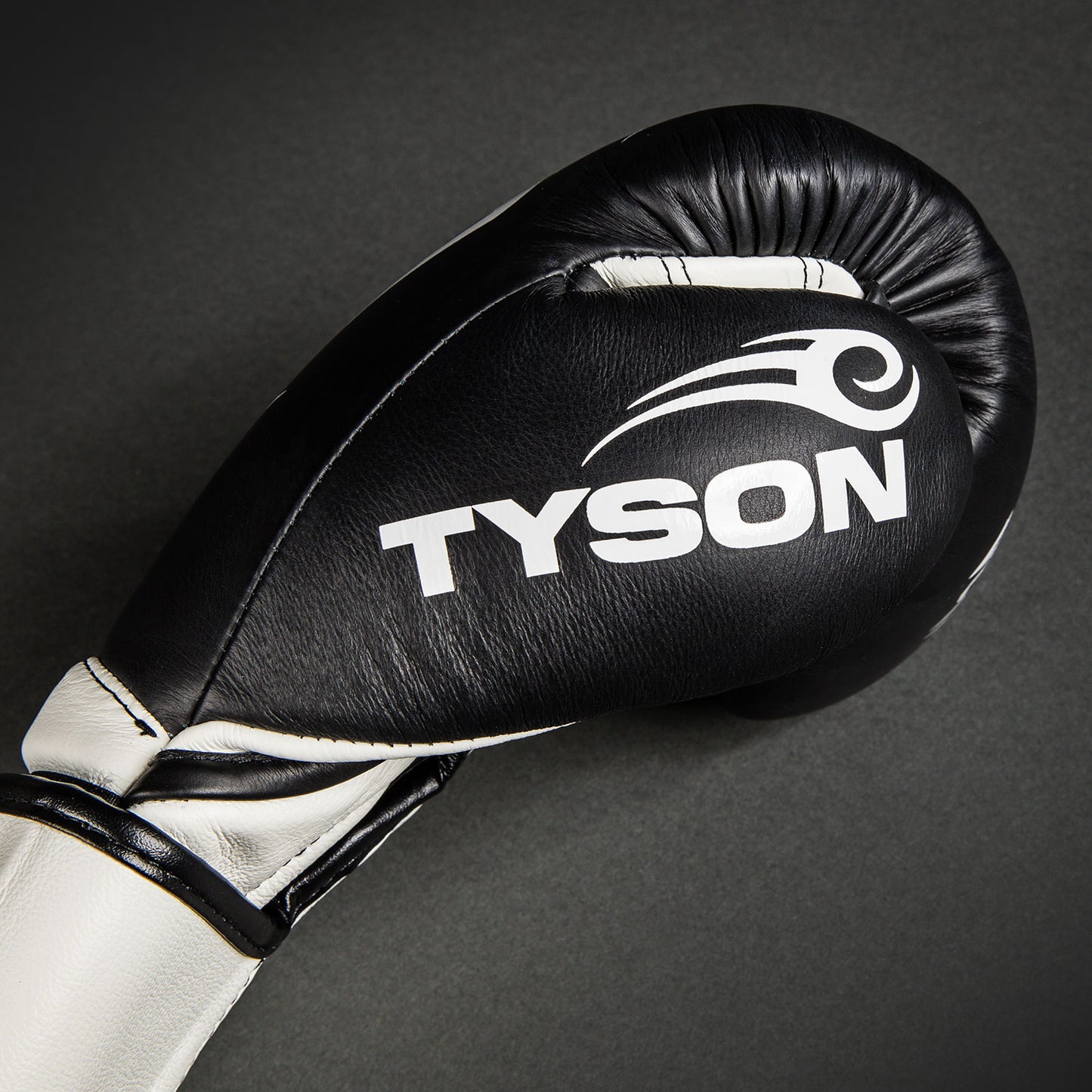 Venum Giant 2.0 Mike Tyson Pro ボクシンググローブ - ディープブラック/オプティカルホワイト