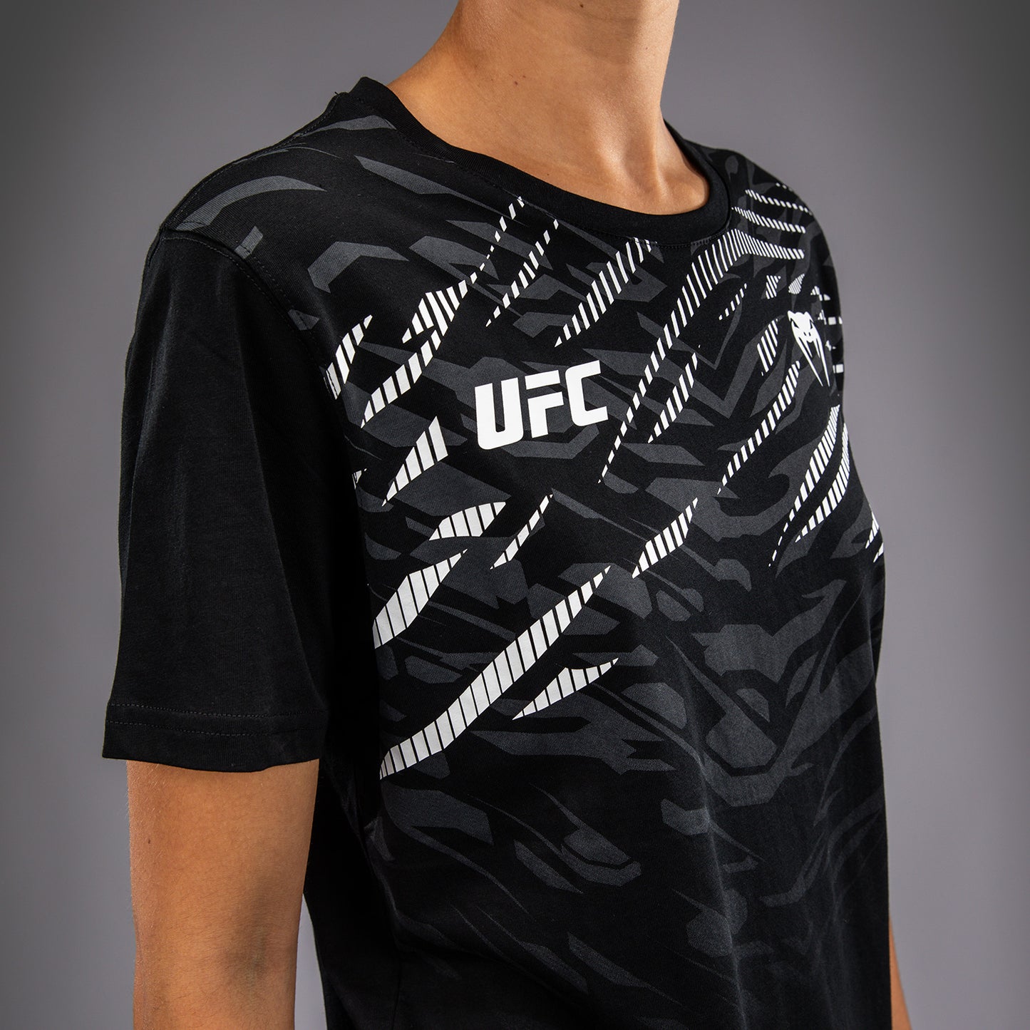 UFC Fusion by Venum Replica ショートスリーブTシャツ（女性用） - ブラック