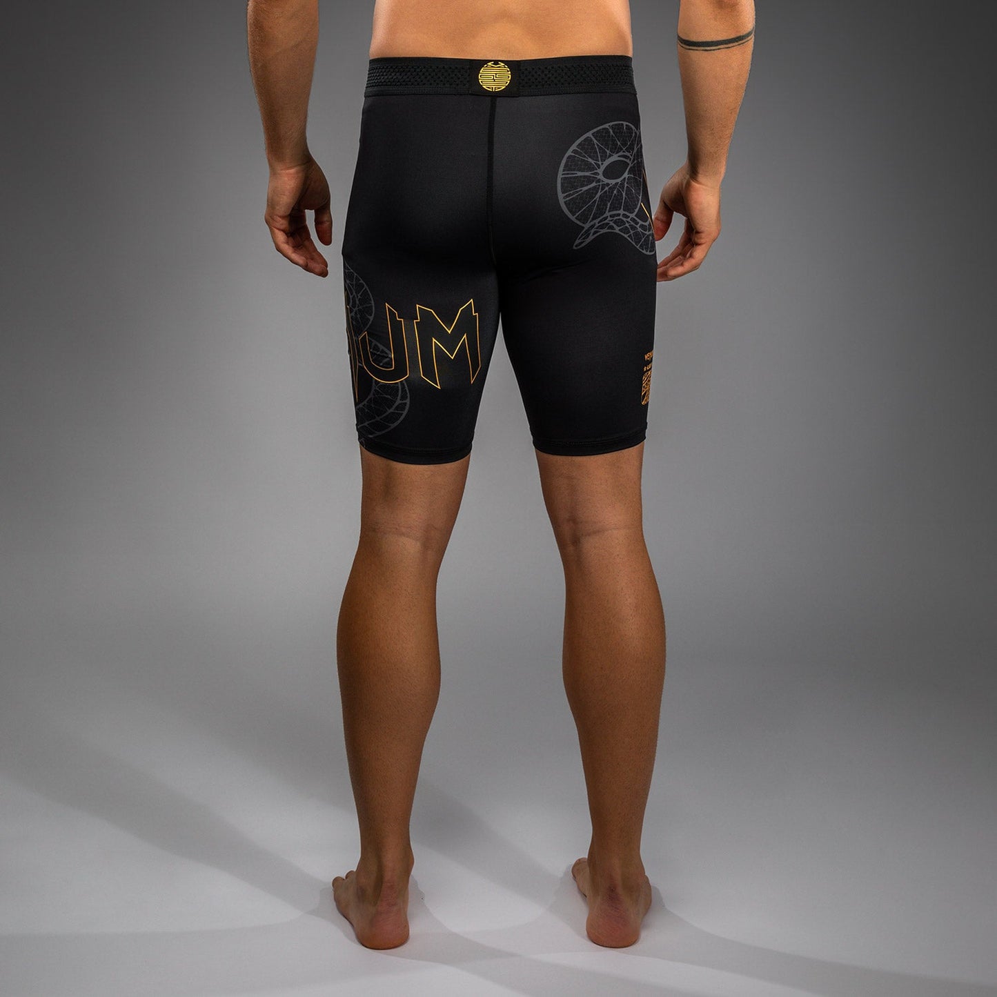 Venum Serpenti Vale Tudo ショーツ – ブラック/シルバー/ゴールド