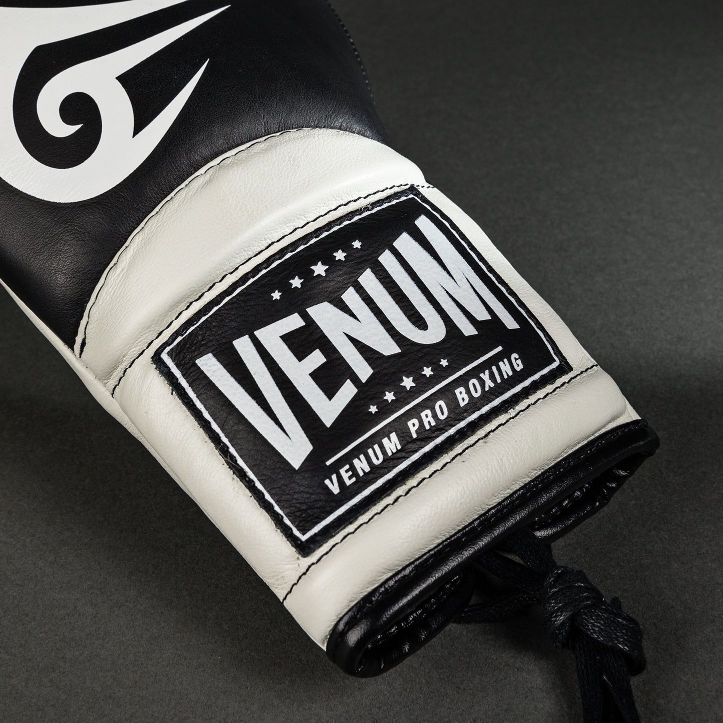 Venum Giant 2.0 Mike Tyson Pro ボクシンググローブ レース付き - ディープブラック/オプティカルホワイト