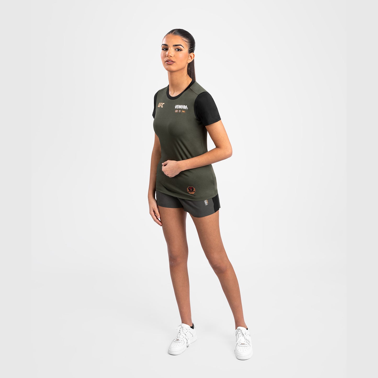 UFC Adrenaline by Venum Fight Week ウィメンズ・ドライテックTシャツ - カーキ／ブロンズ