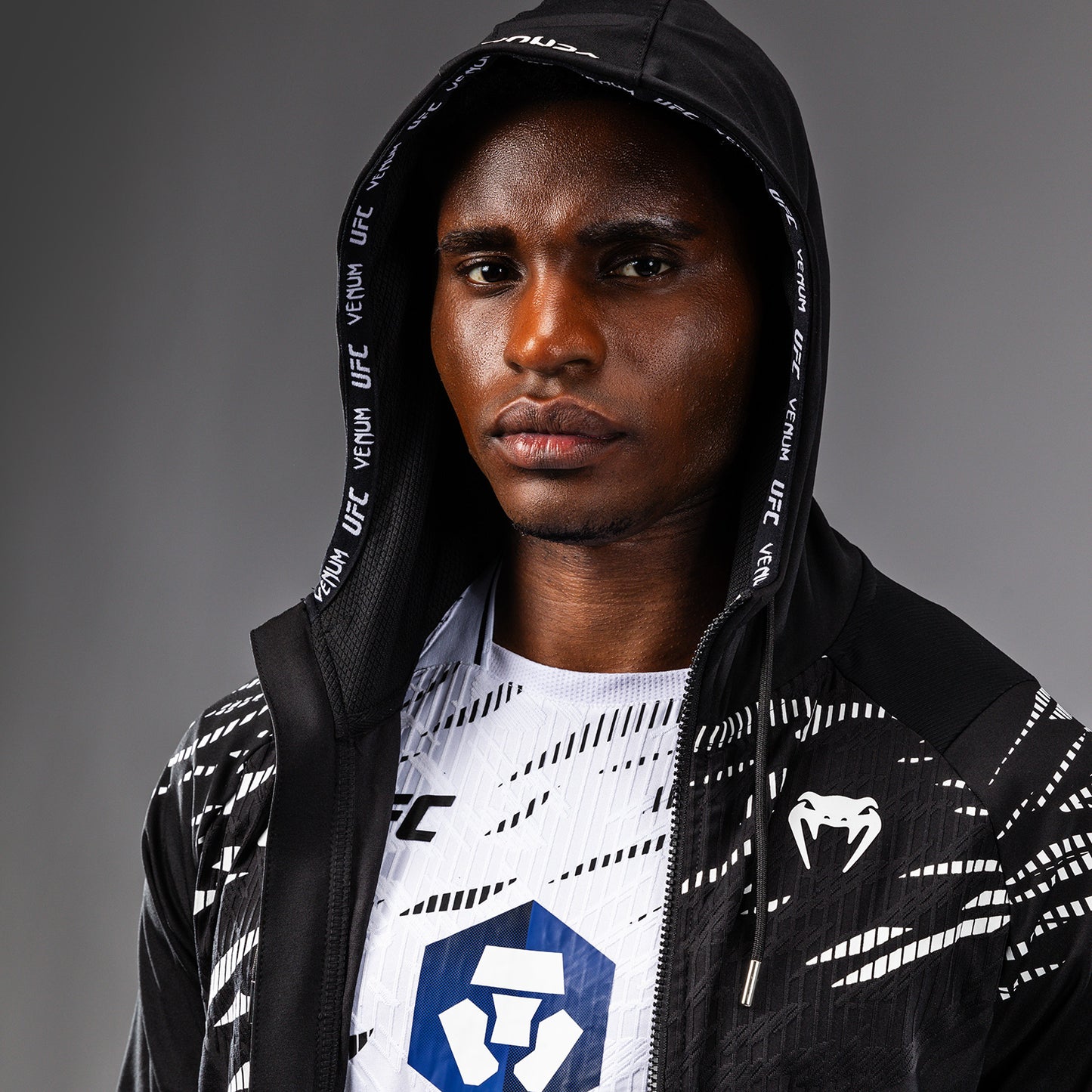 UFC Fusion by Venum Authentic Fight Night フード付きスウェットシャツ（男性用） - ブラック