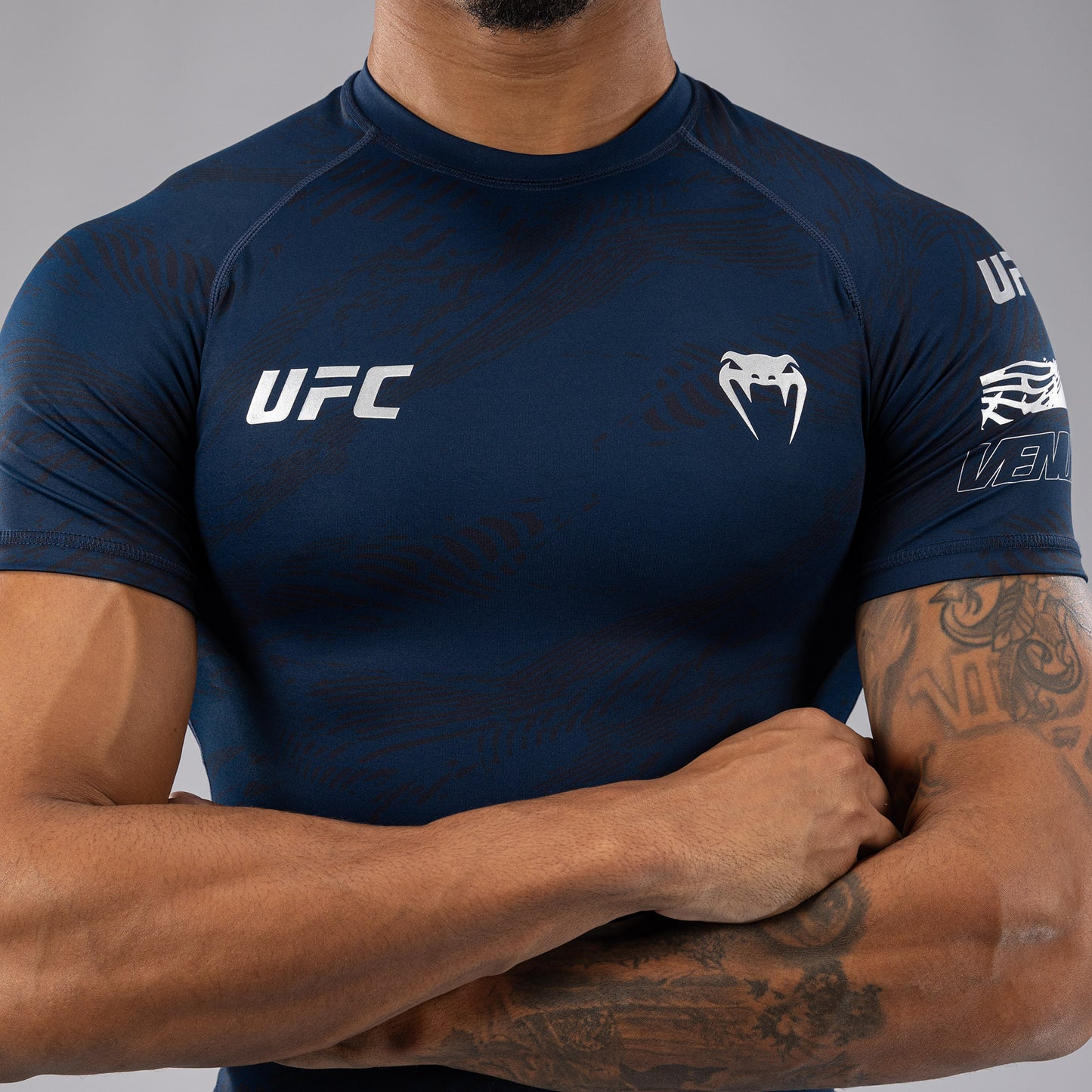 UFC Fusion by Venum Fight Week ショートスリーブラッシュガード（男性用） - オーシャニックブルー