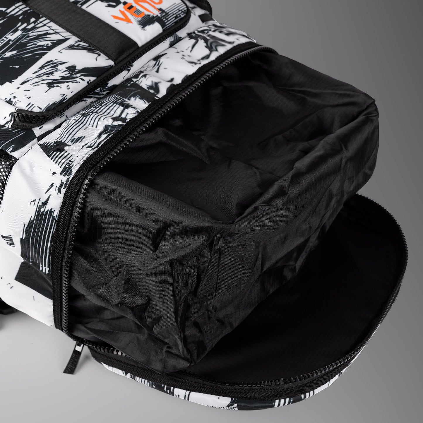 UFC Zenith by Venum Authentic Fight Week スポーツバッグ - ホワイト