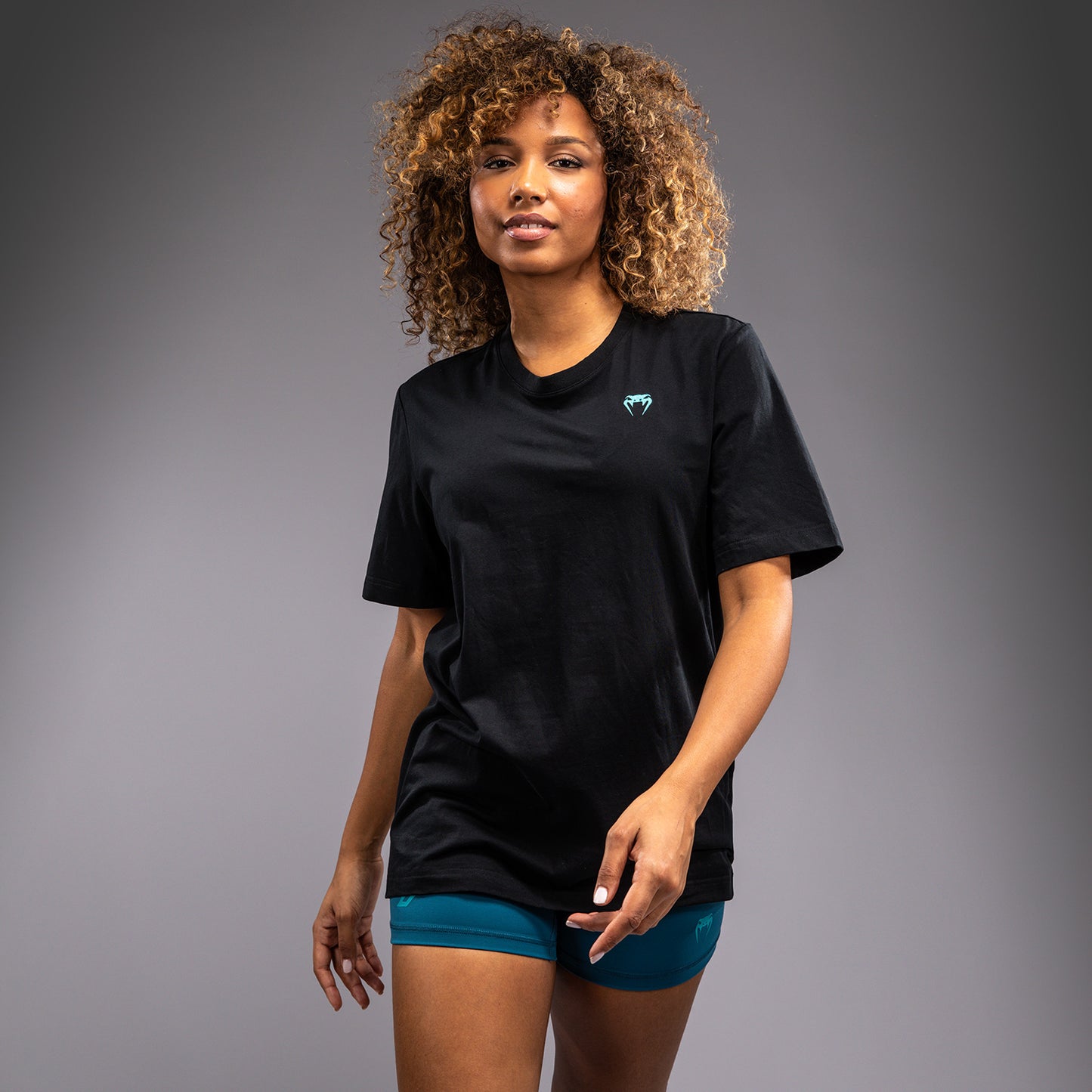 Venum x Demi オーバーサイズTシャツ – ブラック