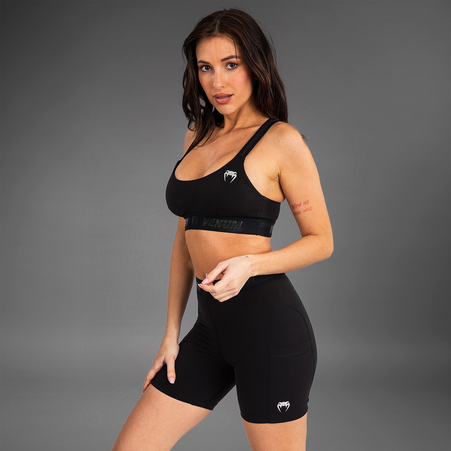 Venum Elevate 女性用スポーツブラ - ブラック