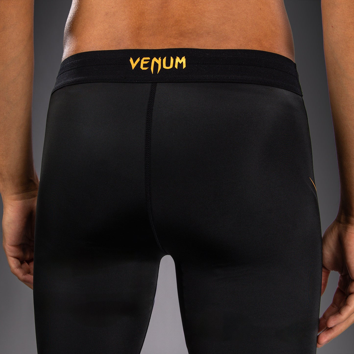 Venum G-Core コンプレッションショーツ - ブラック/ゴールド