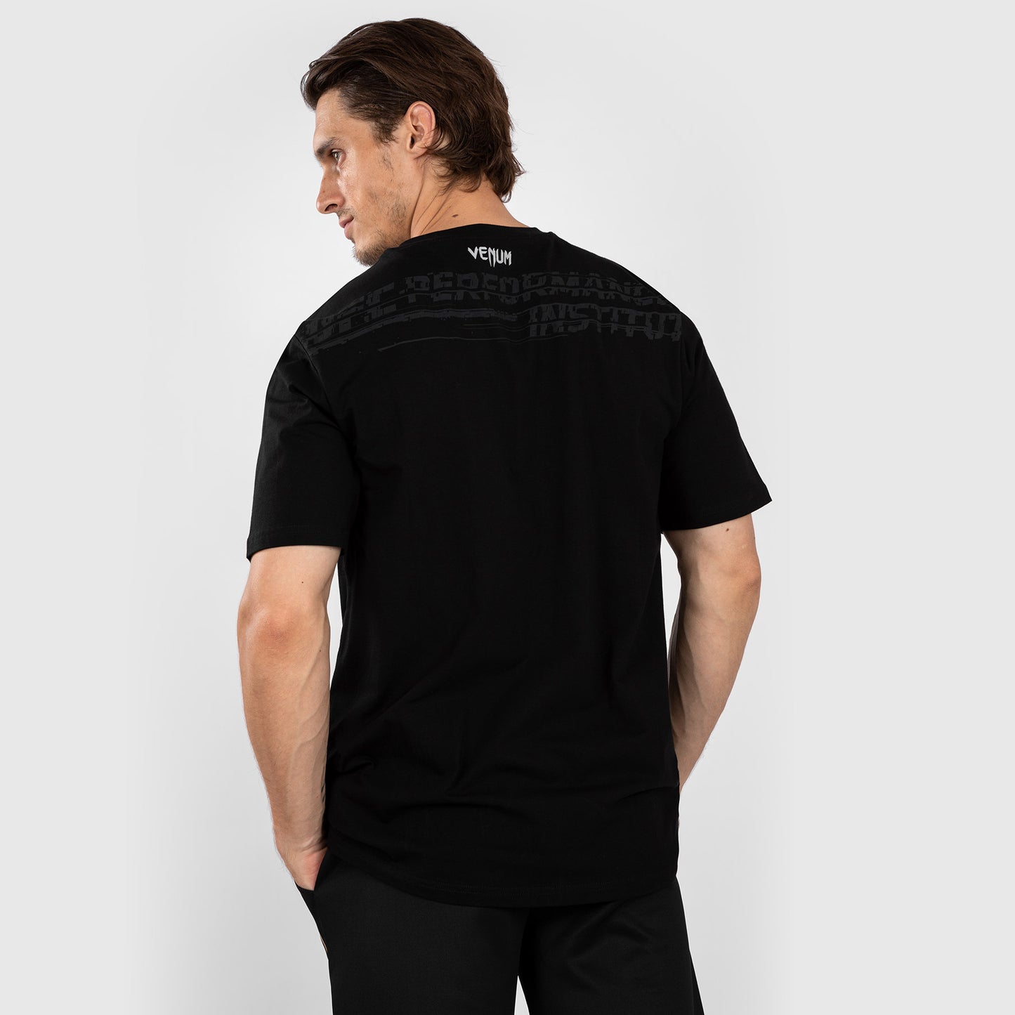 UFC Venum Performance Institute 2.0 メンズTシャツ - ブラック／レッド
