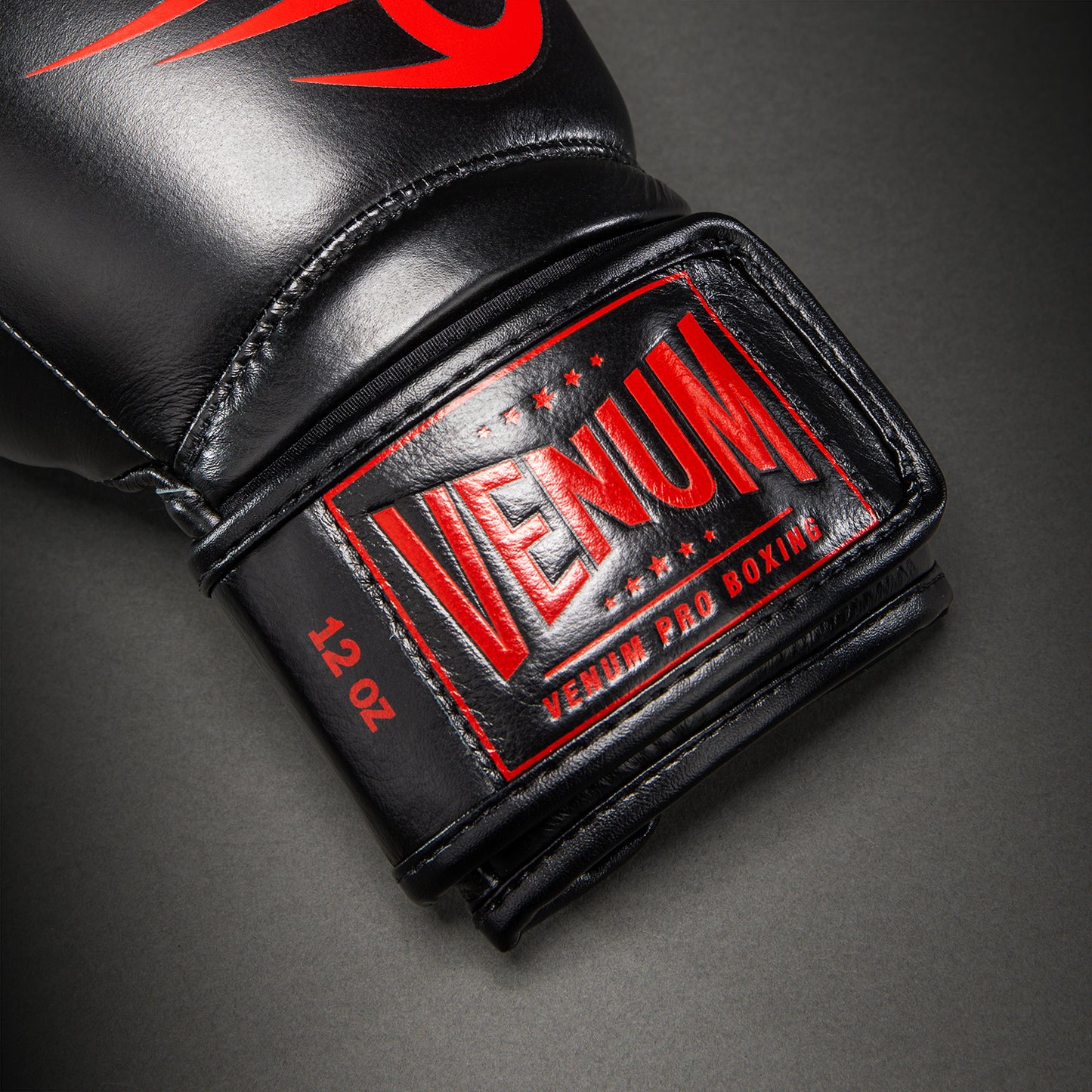 Venum Giant 2.0 Mike Tyson Pro ボクシンググローブ – ブラック/レッド