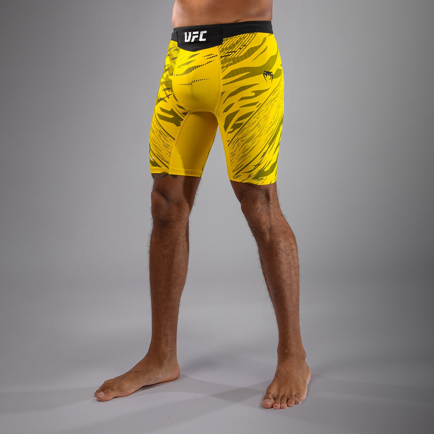 UFC Fusion by Venum Authentic Fight Night ヴァレトゥードショーツ（男性用） - イエロー
