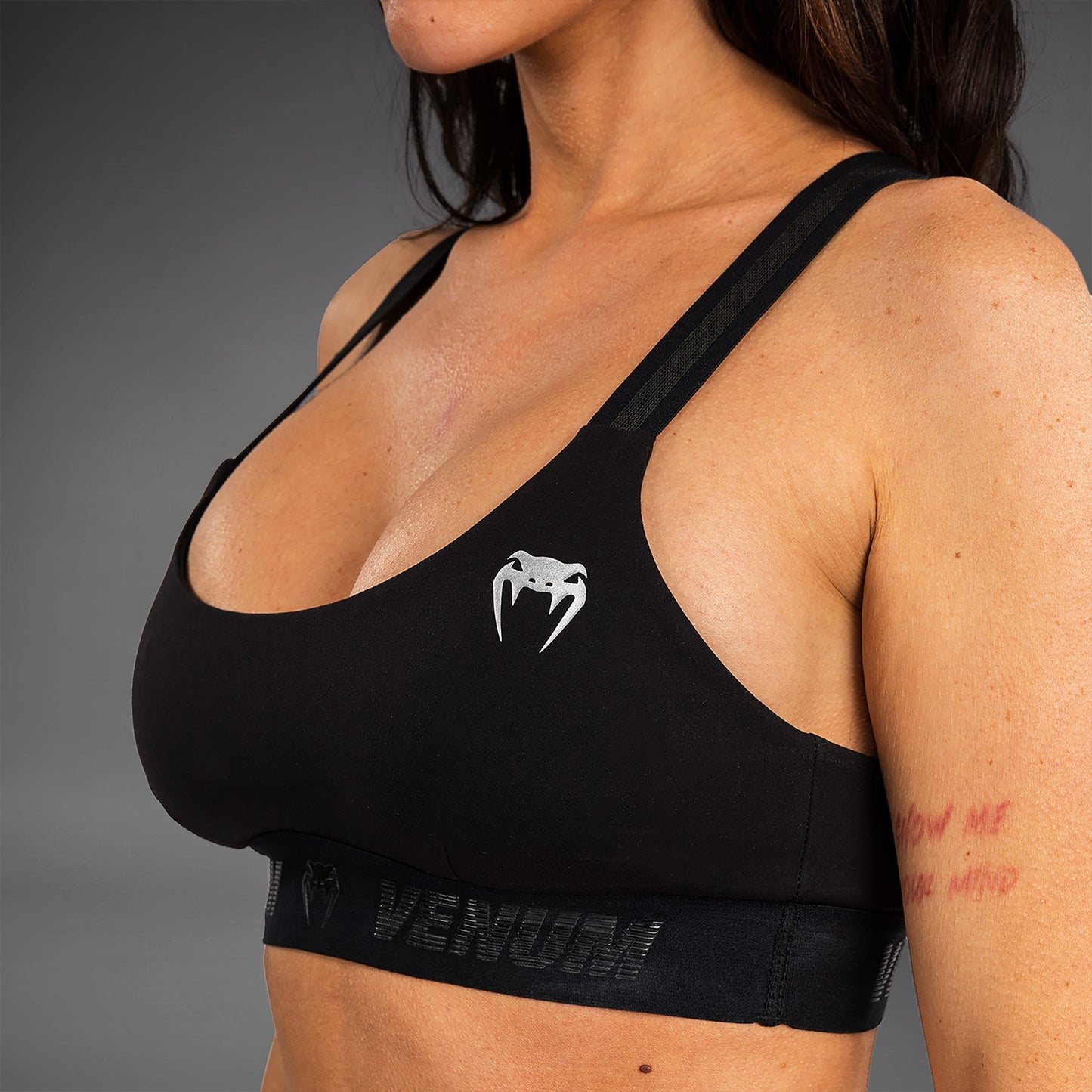 Venum Elevate 女性用スポーツブラ - ブラック
