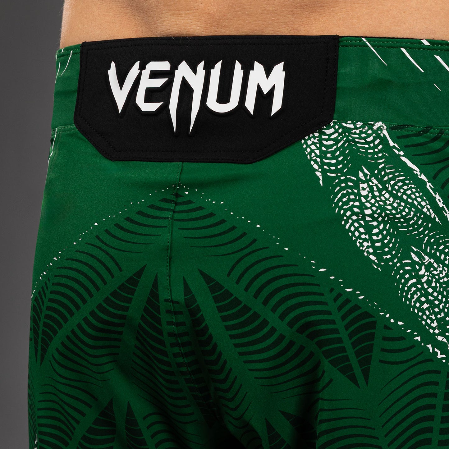 UFC Zenith by Venum Authentic Fight Night ショートフィットファイトショーツ メンズ - グリーン