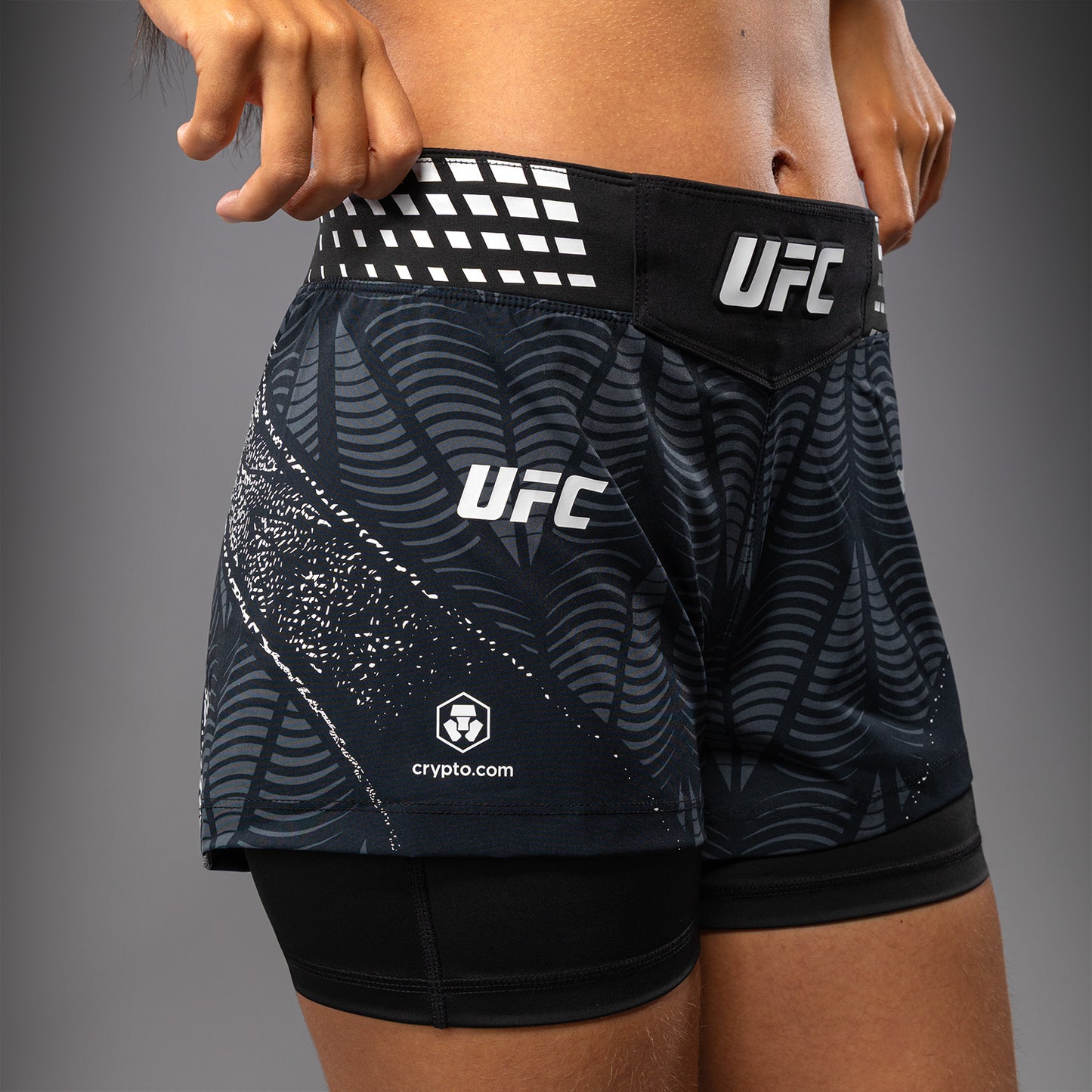 UFC Zenith by Venum Authentic Fight Night ショートフィットファイトショーツ レディース - ブラック