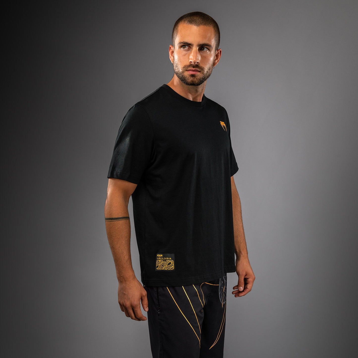 Venum Serpenti Tシャツ – ブラック/シルバー/ゴールド