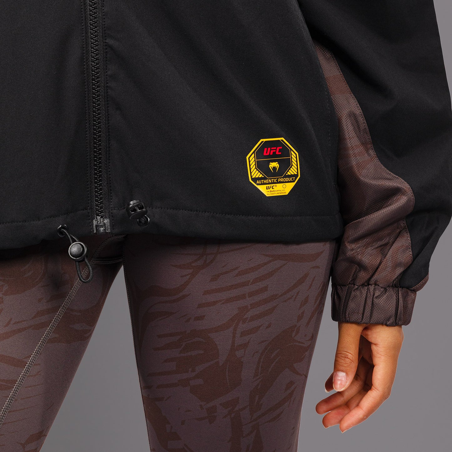 UFC Fusion by Venum Fight Week ジップ付きスウェットシャツ（女性用） - アーセンブラウン