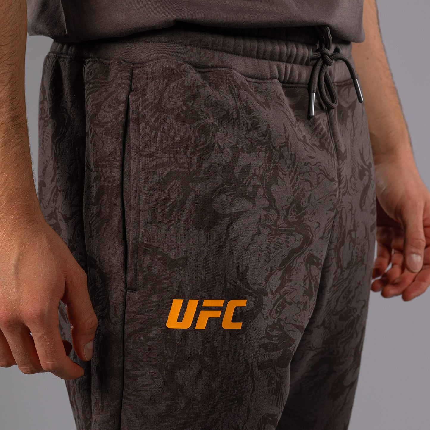 UFC Fusion by Venum Fight Week コットンパンツ（男性用） - アーセンブラウン