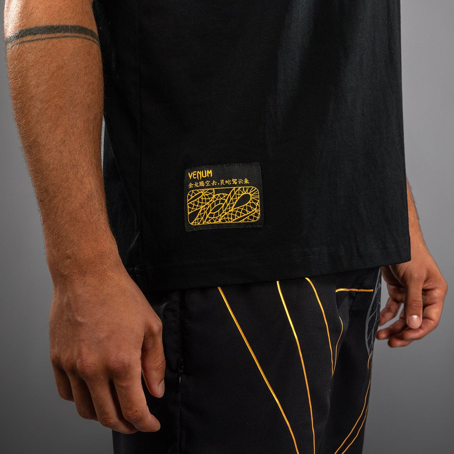 Venum Serpenti Tシャツ – ブラック/シルバー/ゴールド
